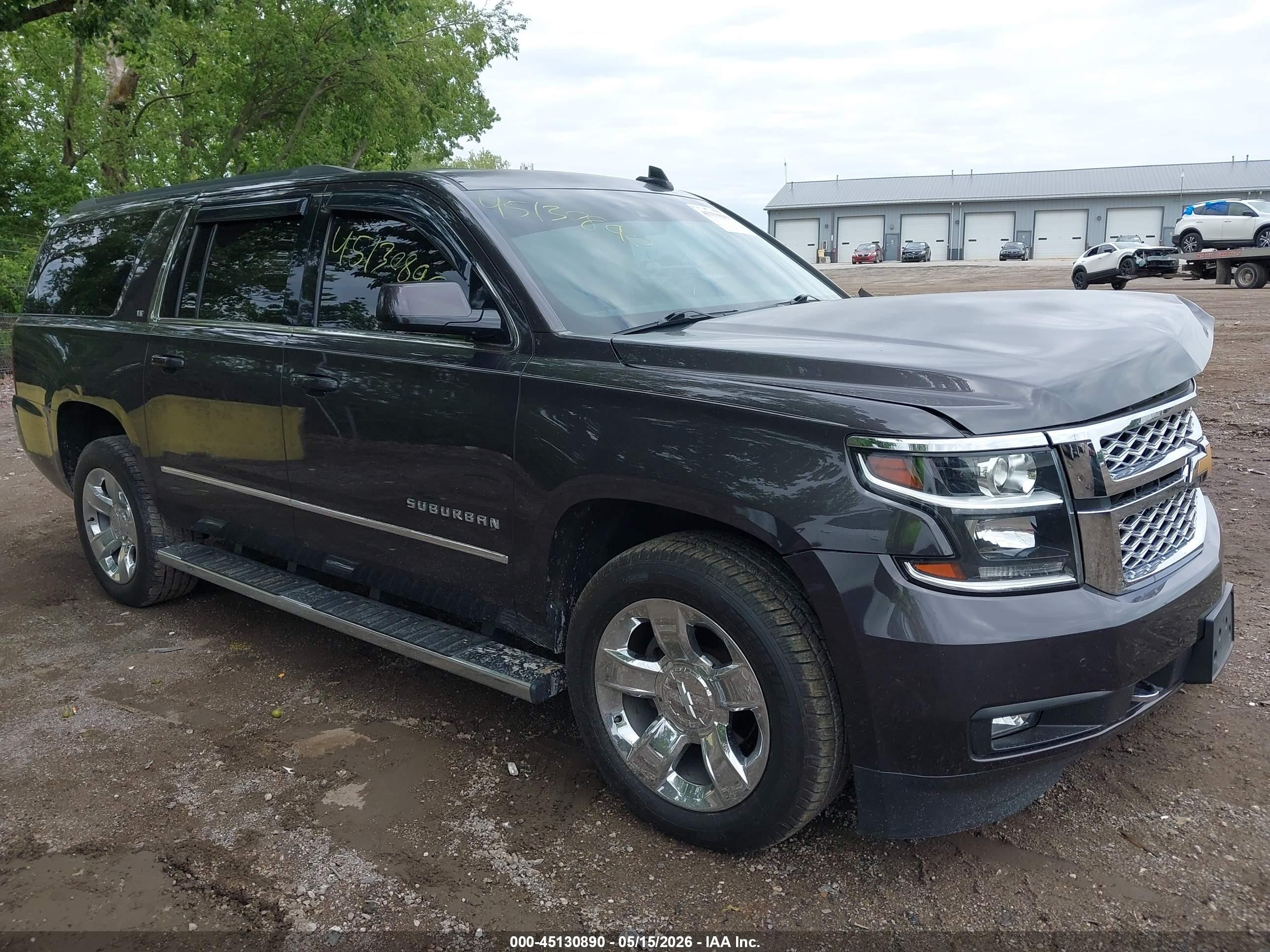 2017 Chevrolet Suburban LT, VIN 1GNSKHKC9HR140944 — Перед