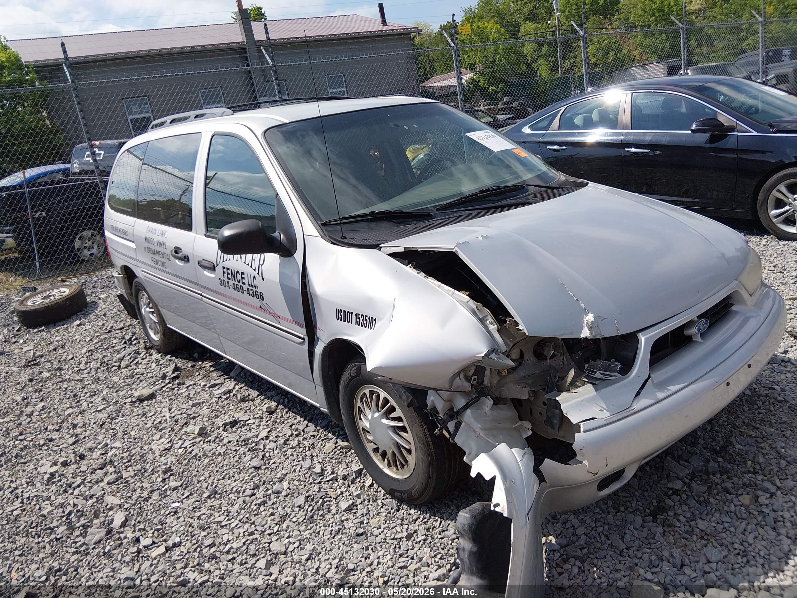 1998 Ford Windstar GL, VIN 2FMDA5144WBB44053 — Front end
