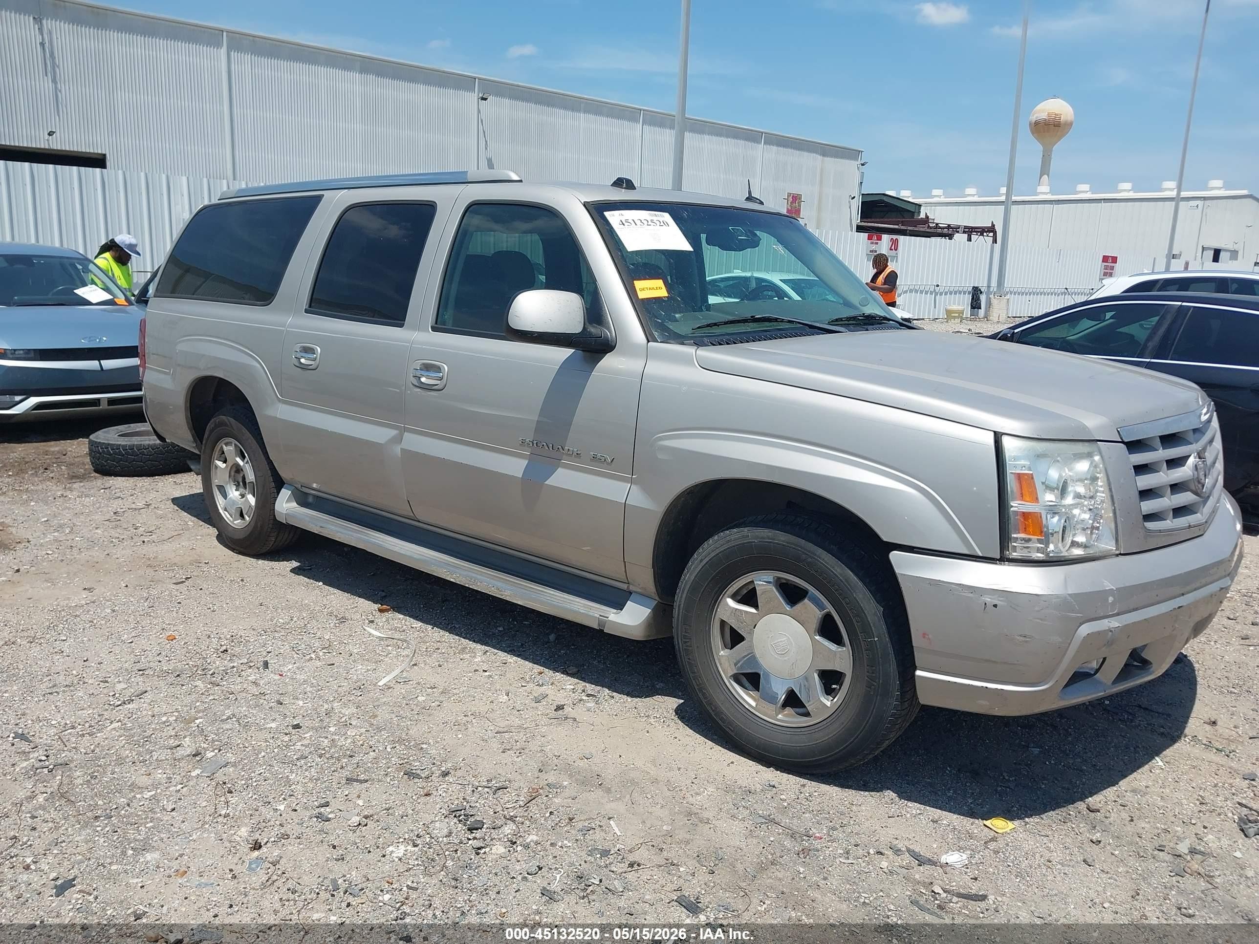 2005 Cadillac Escalade ESV, VIN 3GYFK66N65G215079 — Front end