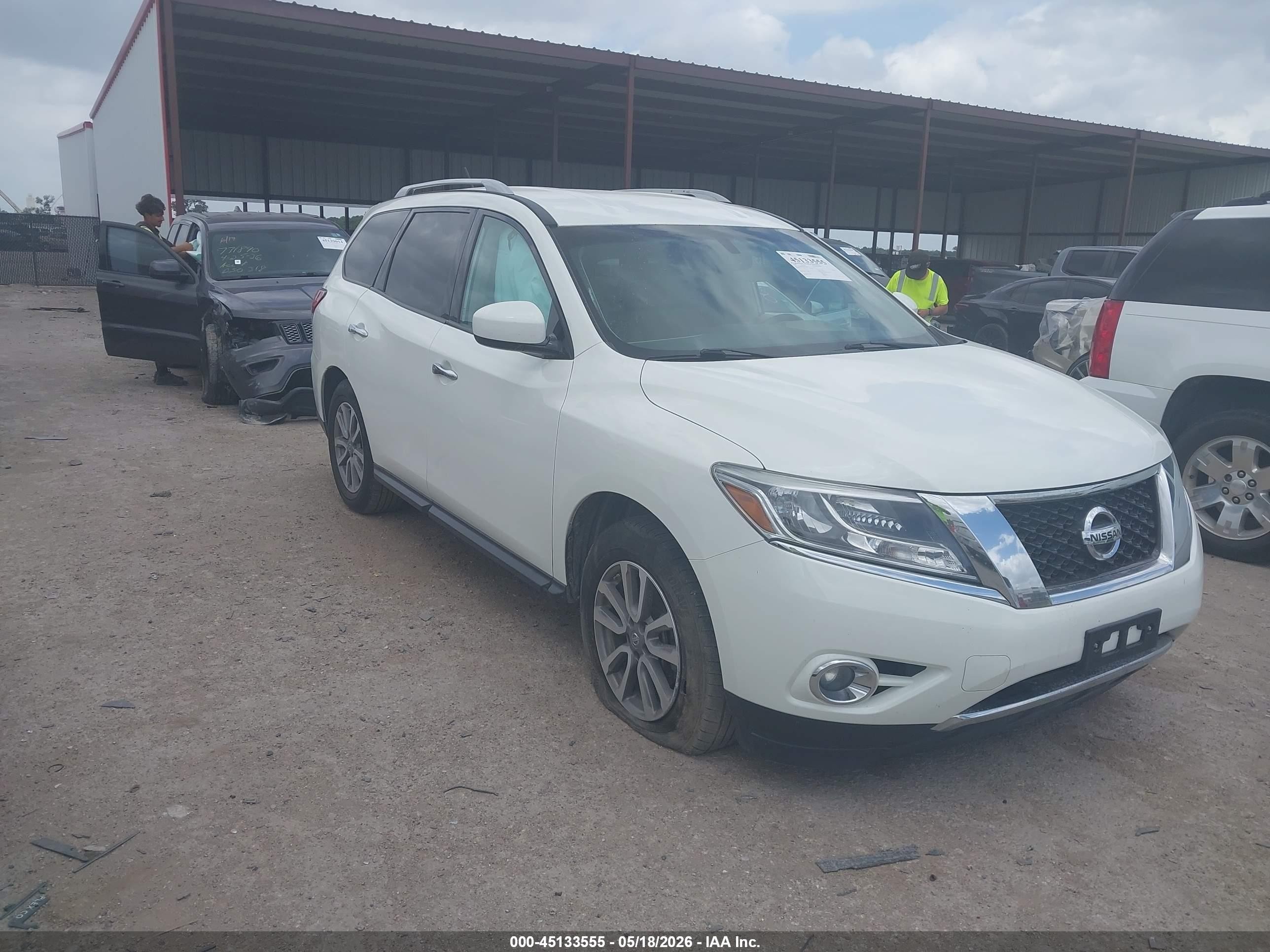 2016 Nissan Pathfinder S, VIN 5N1AR2MN0GC604079 — Front end