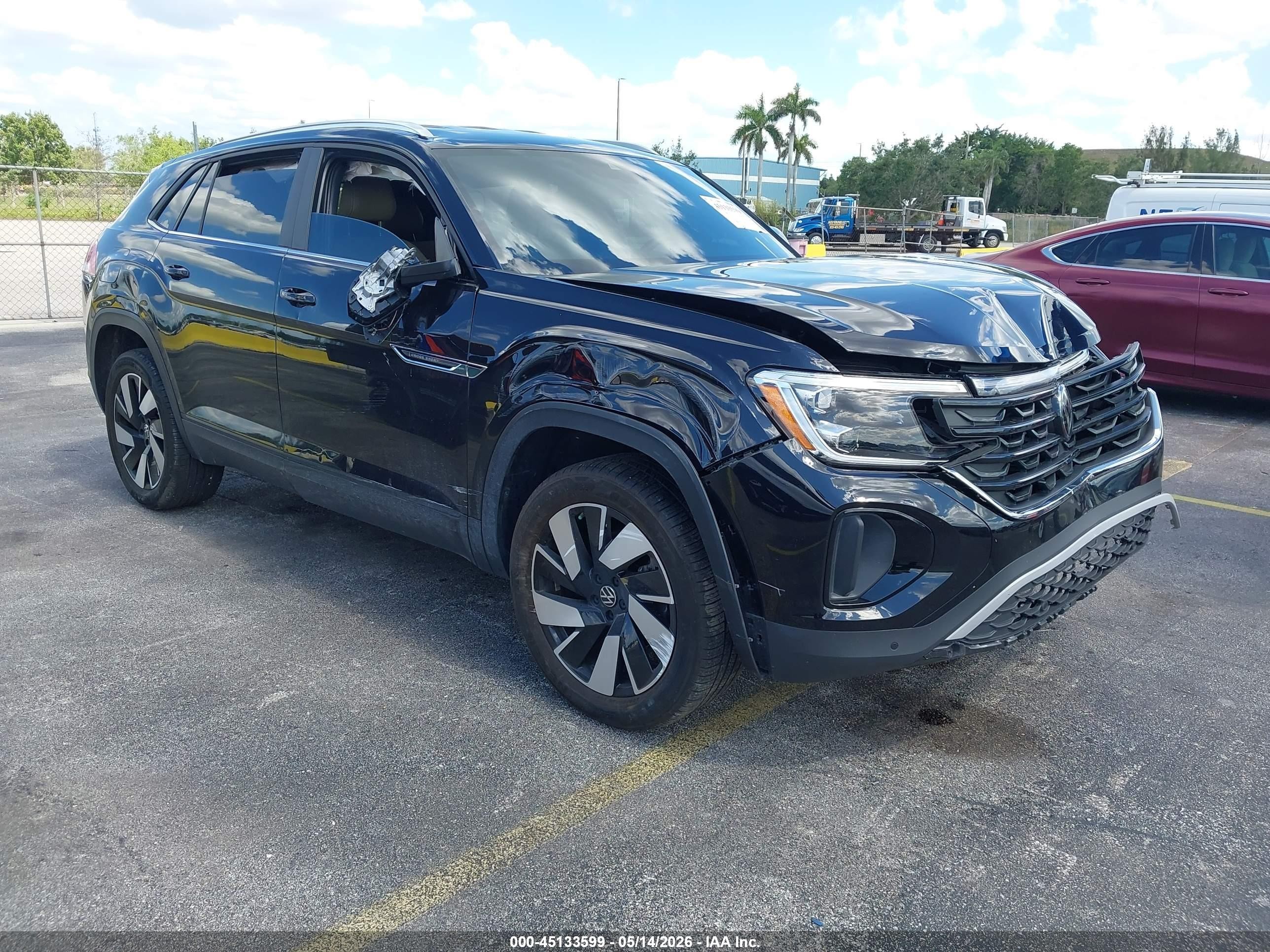 2024 Volkswagen Atlas SE, VIN 1V2WE2CA2RC246280 — Front end