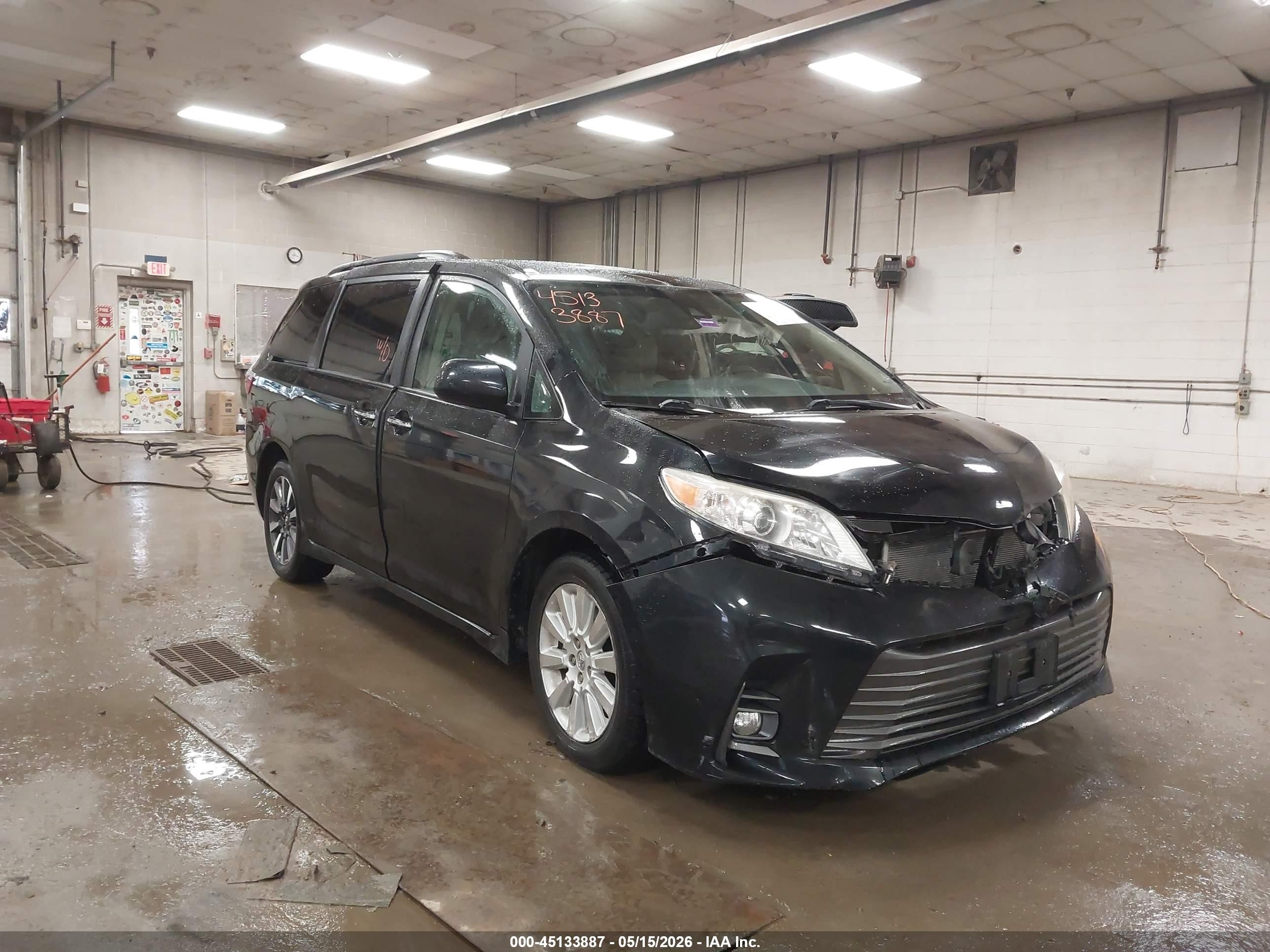 2018 Toyota Sienna XLE, VIN 5TDDZ3DC1JS190127 — Side