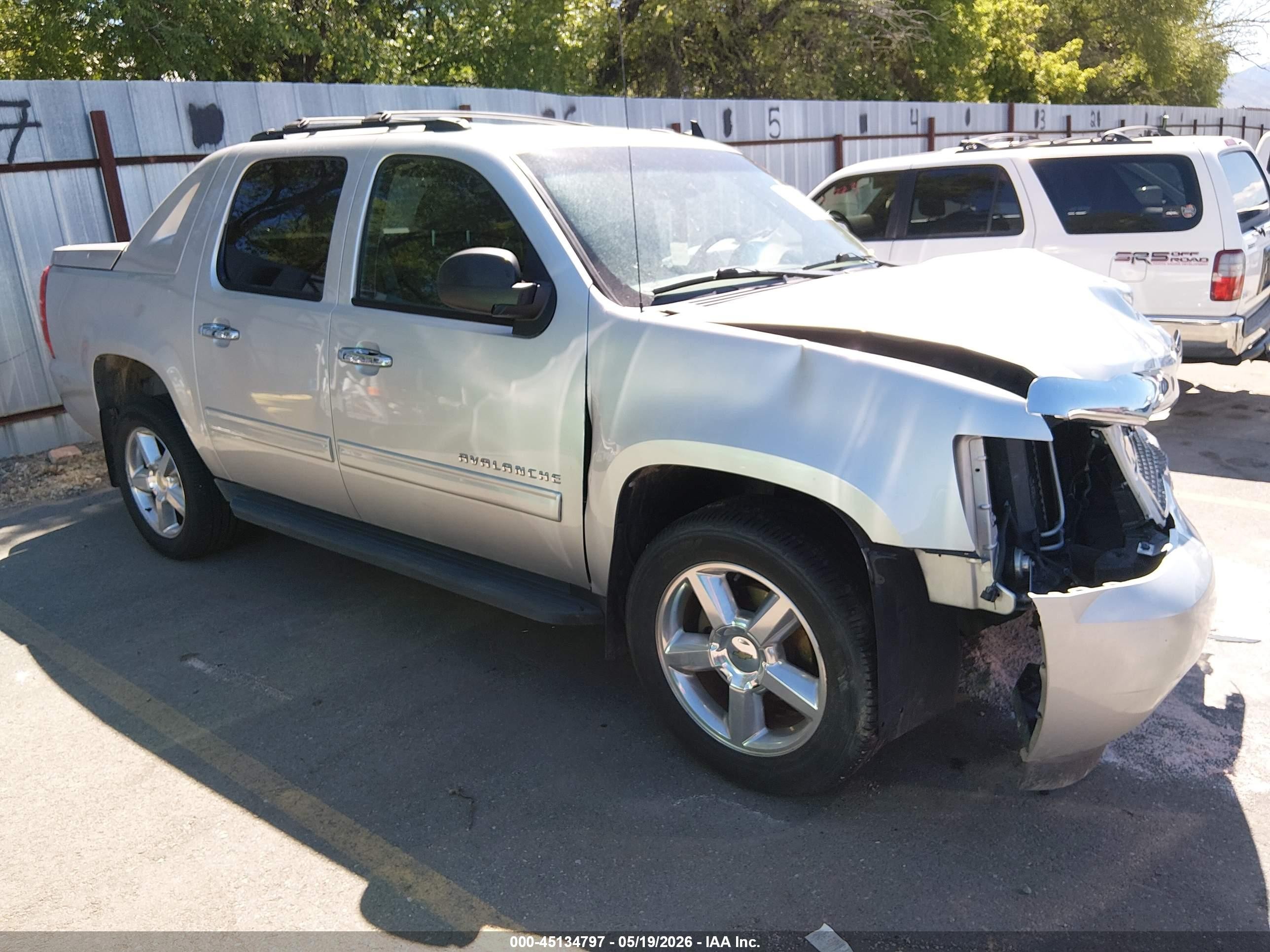 2011 Chevrolet Avalanche LS, VIN 3GNTKEE31BG319890 — Front end