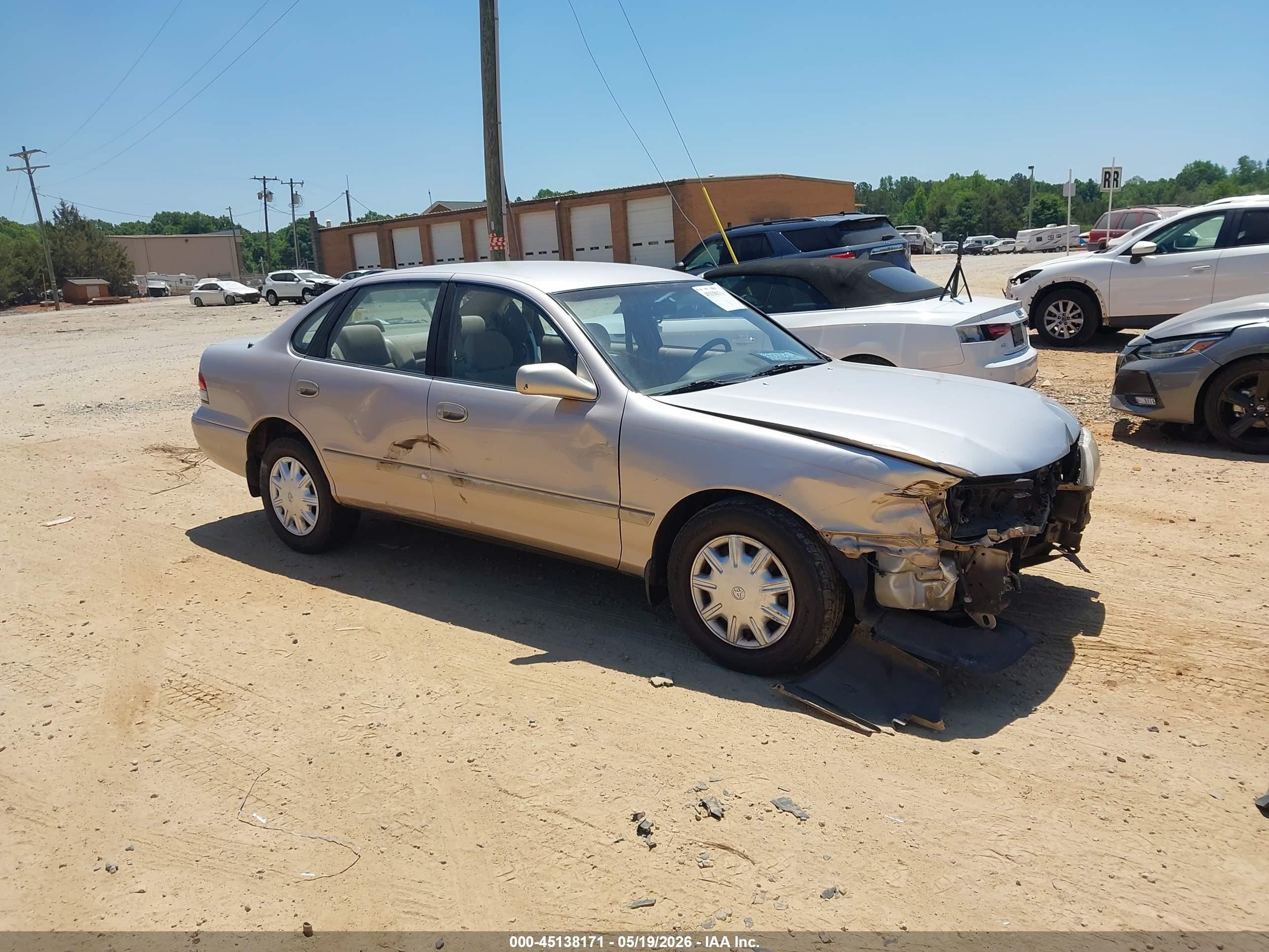 1996 Toyota Avalon XL, VIN 4T1BF12B0TU131742 — Front end