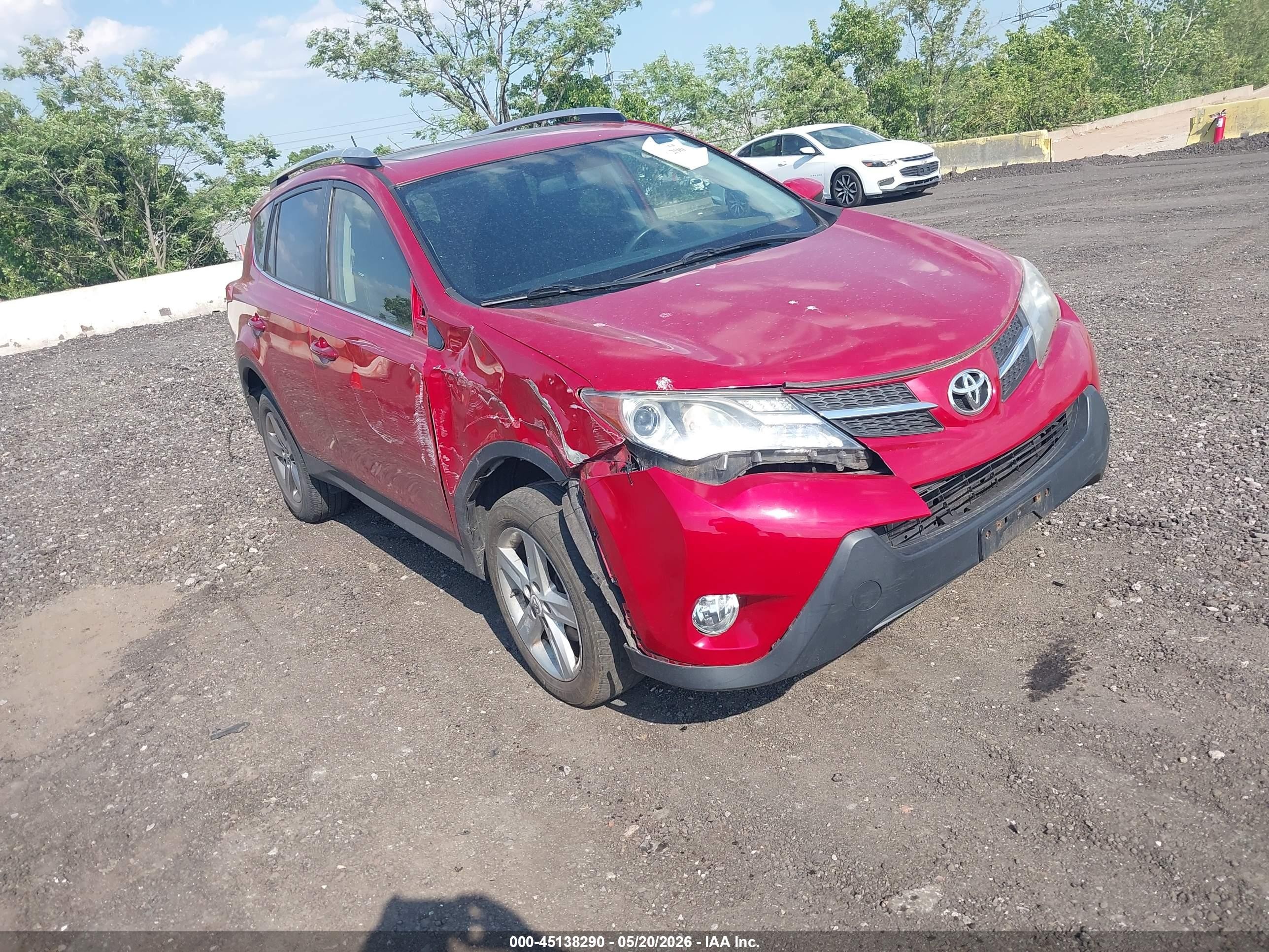2015 Toyota RAV4 XLE, VIN JTMRFREV8FD169019 — Front end