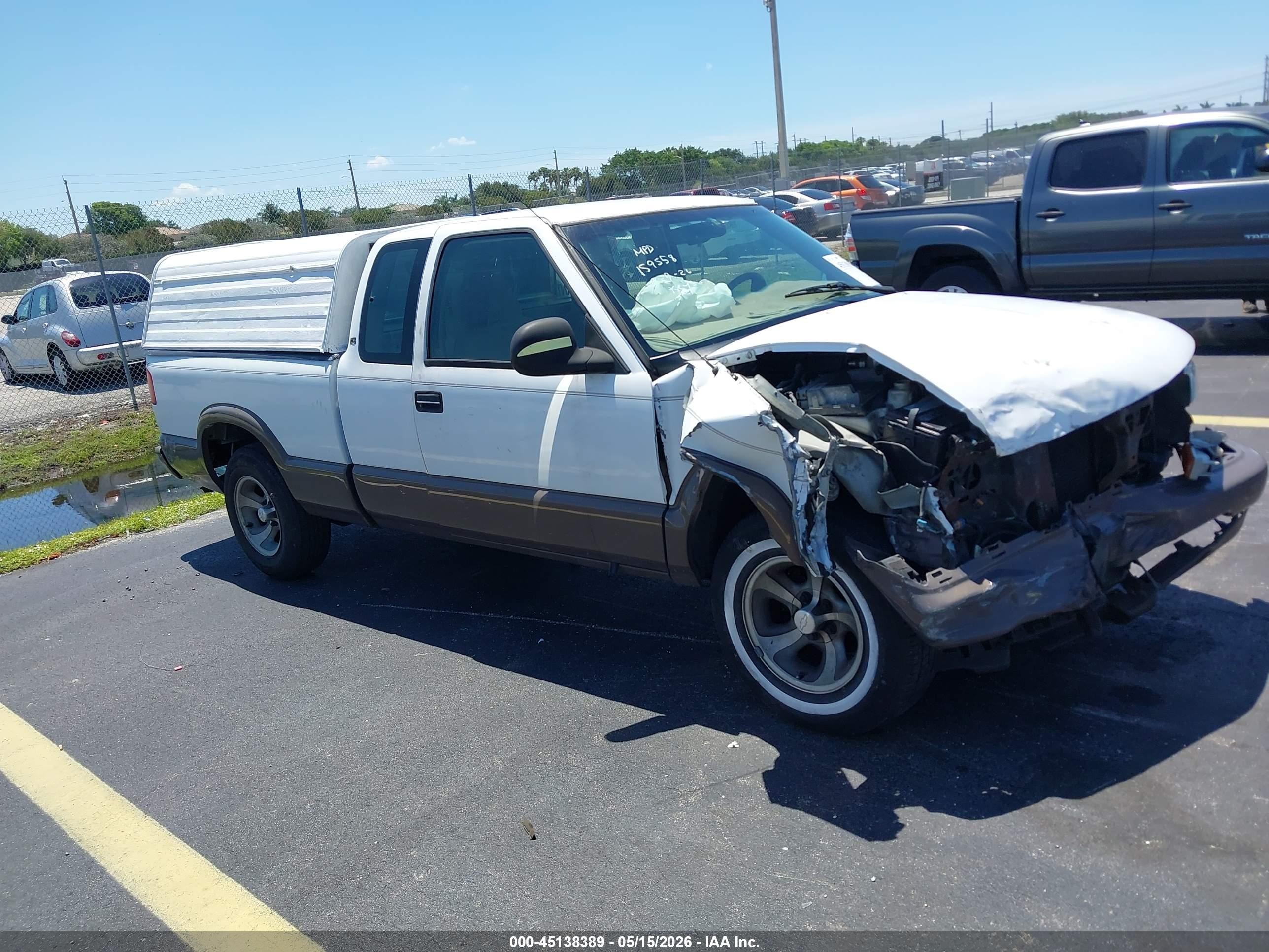 1998 Chevrolet S-10 LS, VIN 1GCCS1943W8159558 — Front end