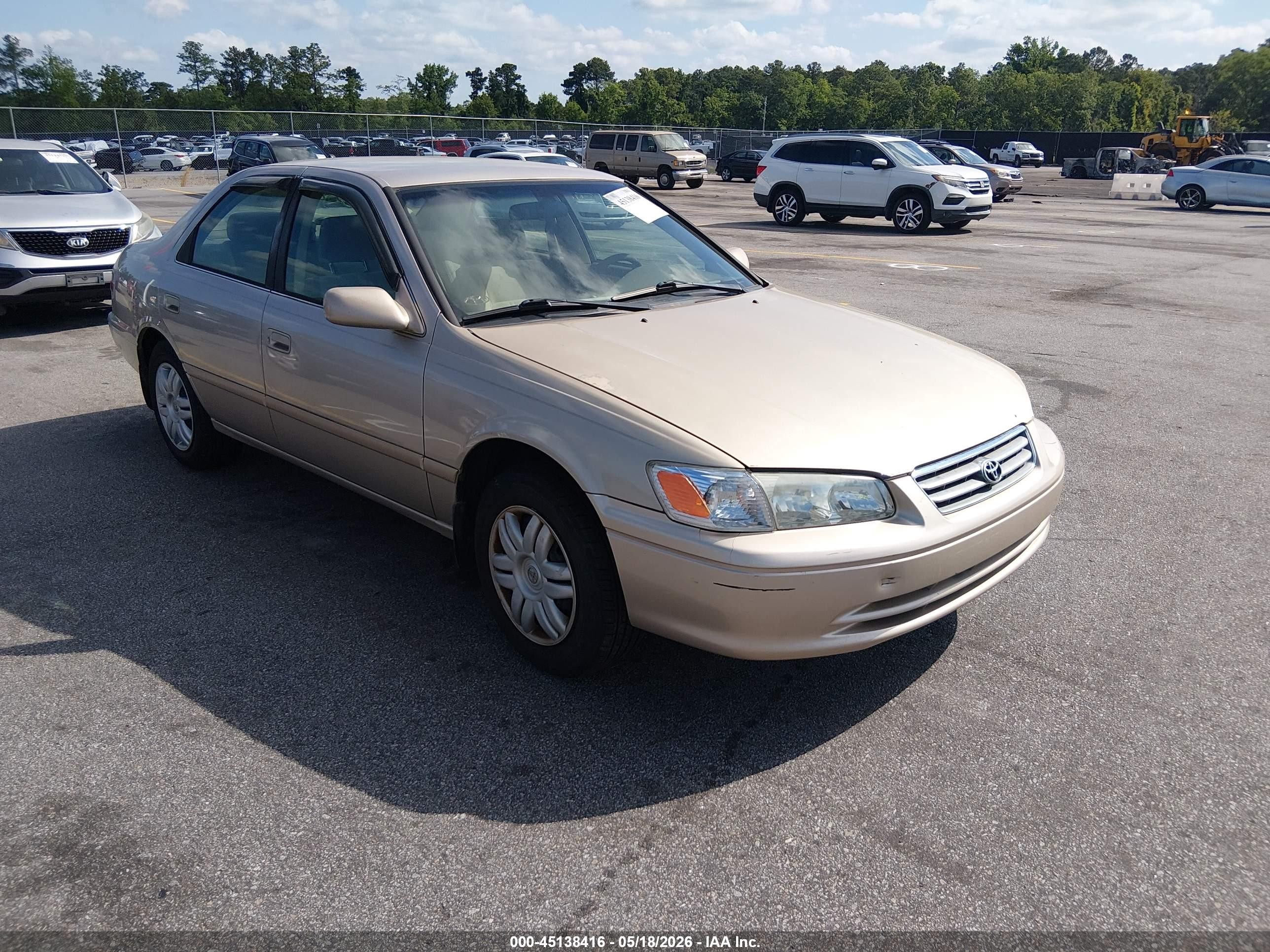 2000 Toyota Camry LE, VIN 4T1BG22K1YU756158 — Front end