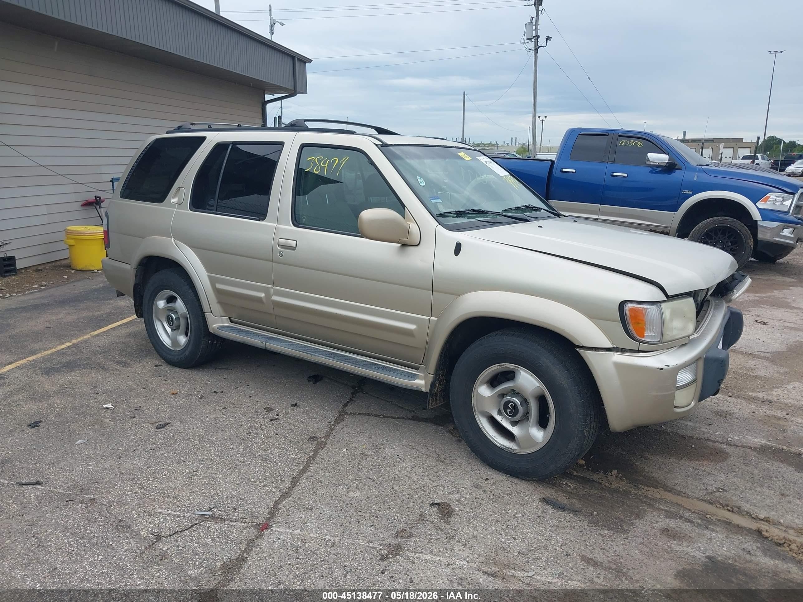 2000 Infiniti QX4, VIN JNRAR07YXYW075173 — Front end
