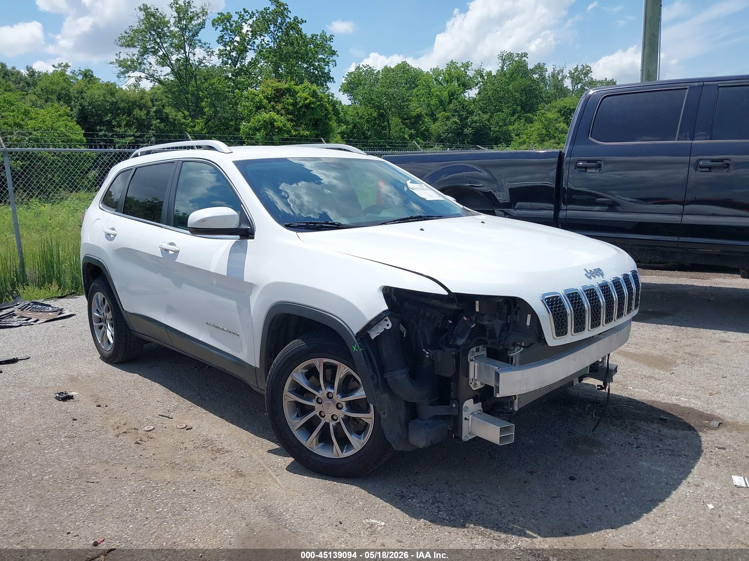 2019 Jeep Cherokee Latitude Plus, VIN 1C4PJLLN0KD215846 — Front end