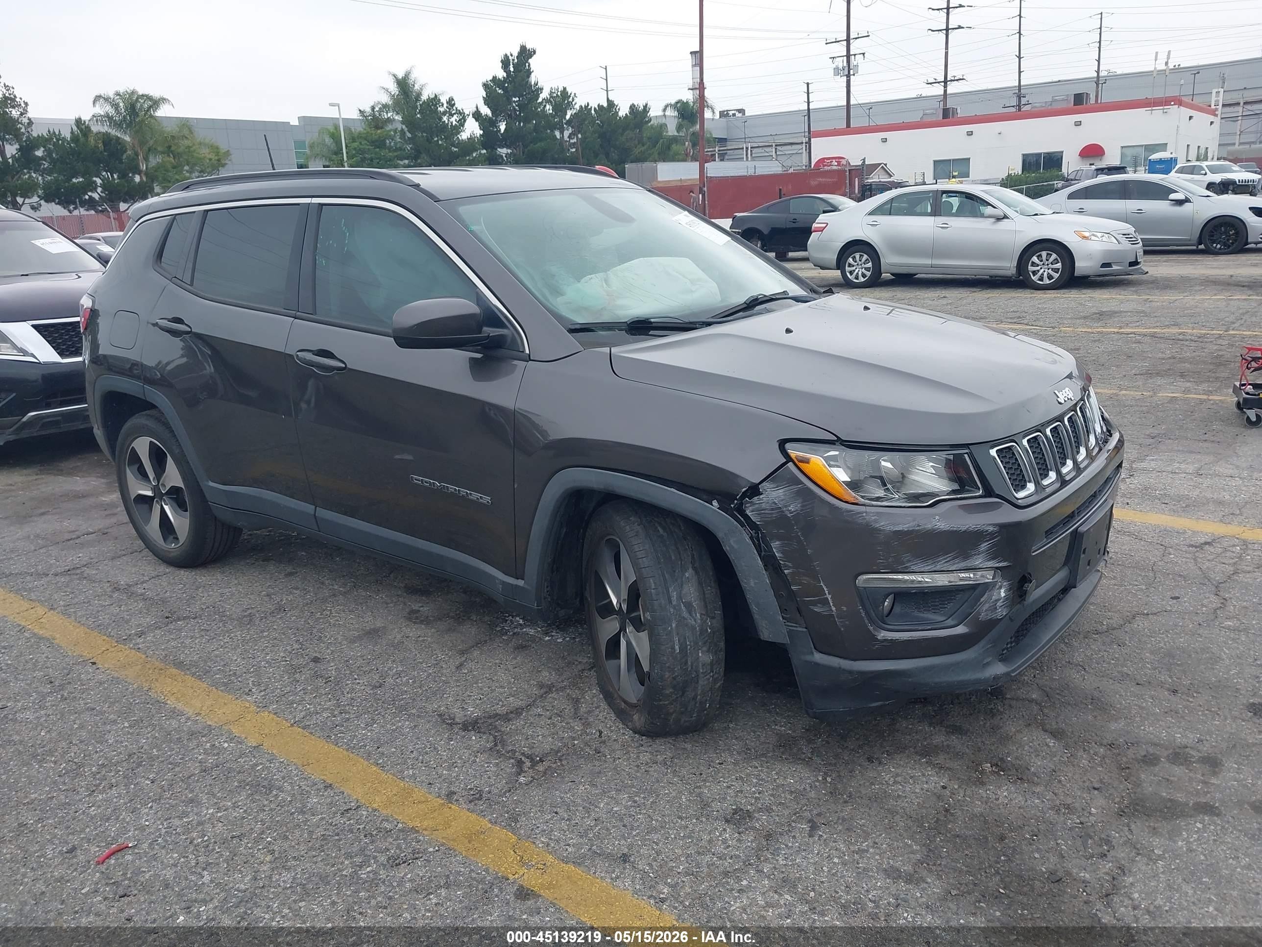 2018 Jeep Compass Latitude, VIN 3C4NJCBBXJT194107 — Front end