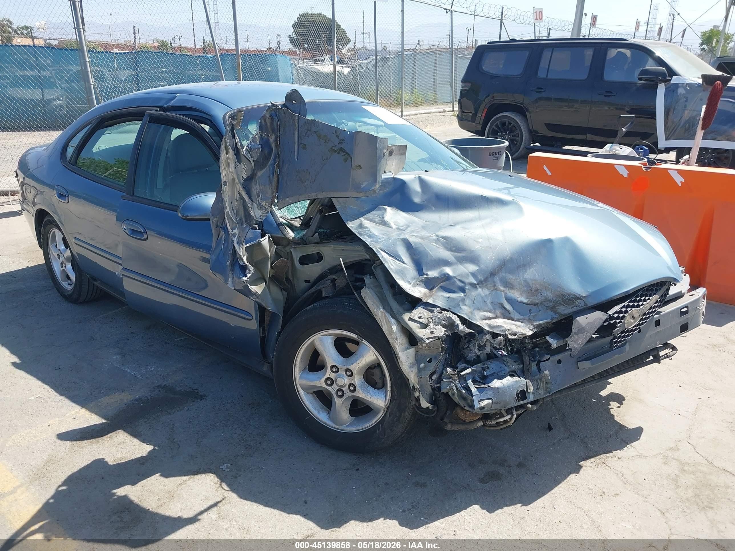 2001 Ford Taurus SES, VIN 1FAFP55S01G133496 — Перед