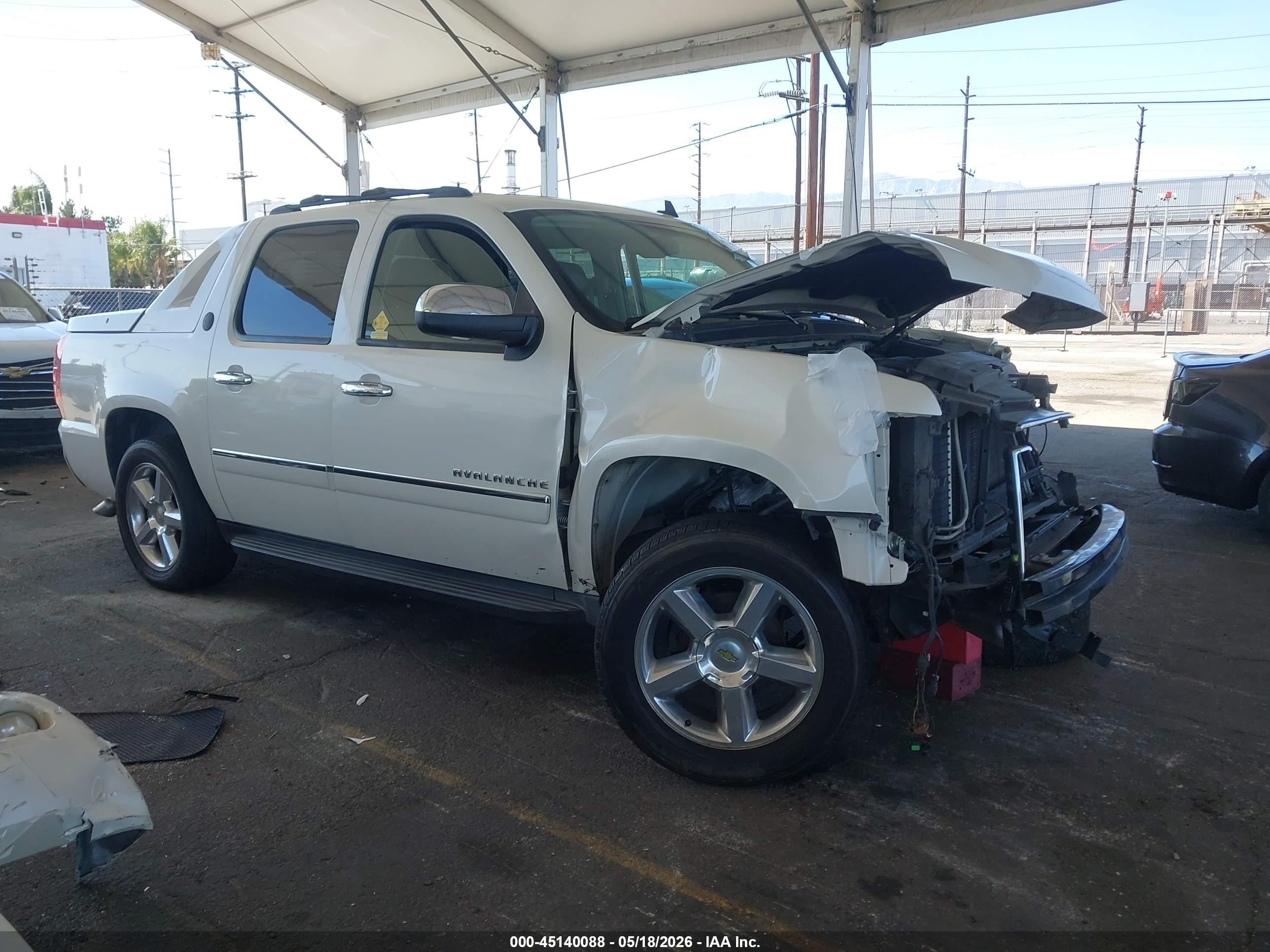 2013 Chevrolet Avalanche LTZ, VIN 3GNMCGE06DG239426 — Front end