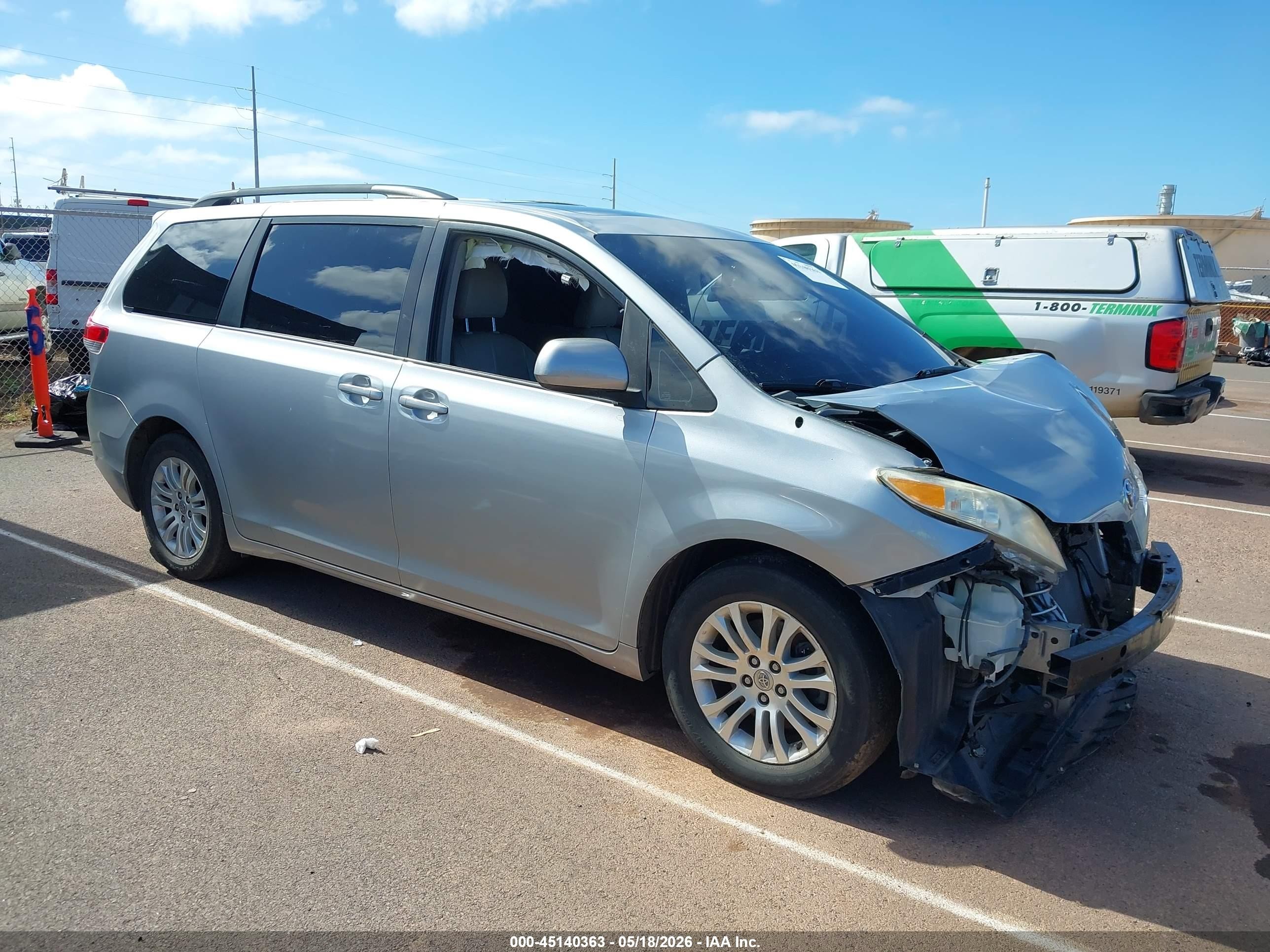 2014 Toyota Sienna XLE, VIN 5TDYK3DC1ES481299 — Front end