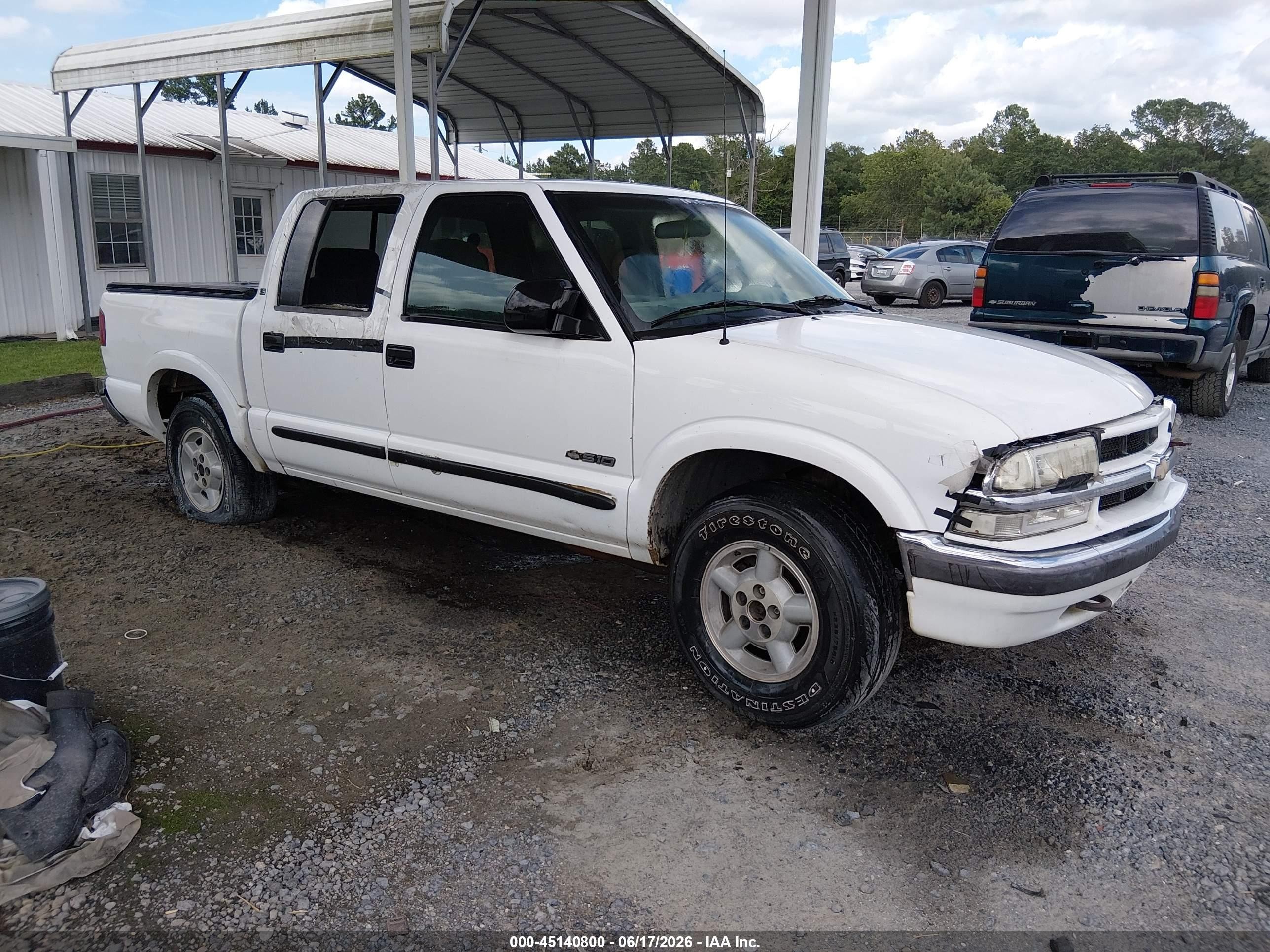 2002 Chevrolet S-10 LS, VIN 1GCDT13W22K146860 — Front end