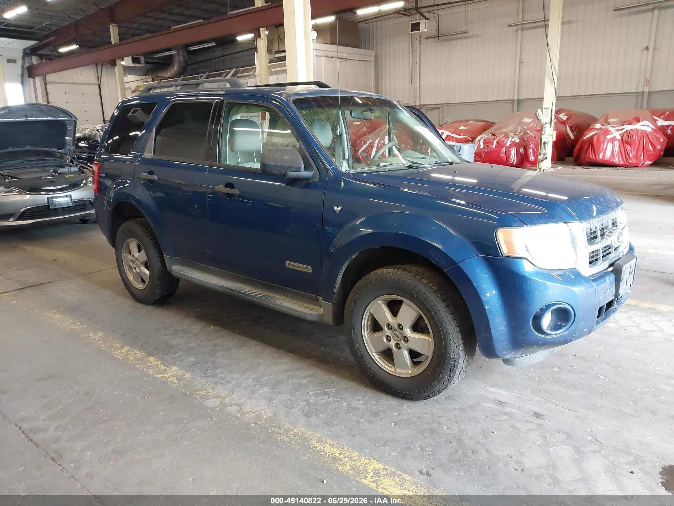 2008 Ford Escape XLT, VIN 1FMCU93118KC31494 — Бок