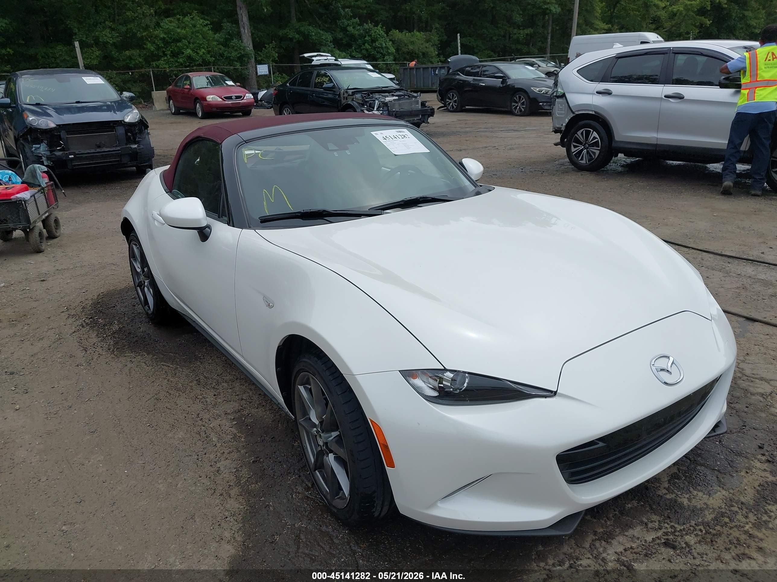 2018 Mazda MX-5 Miata Grand Touring, VIN JM1NDAD77J0201807 — Roof