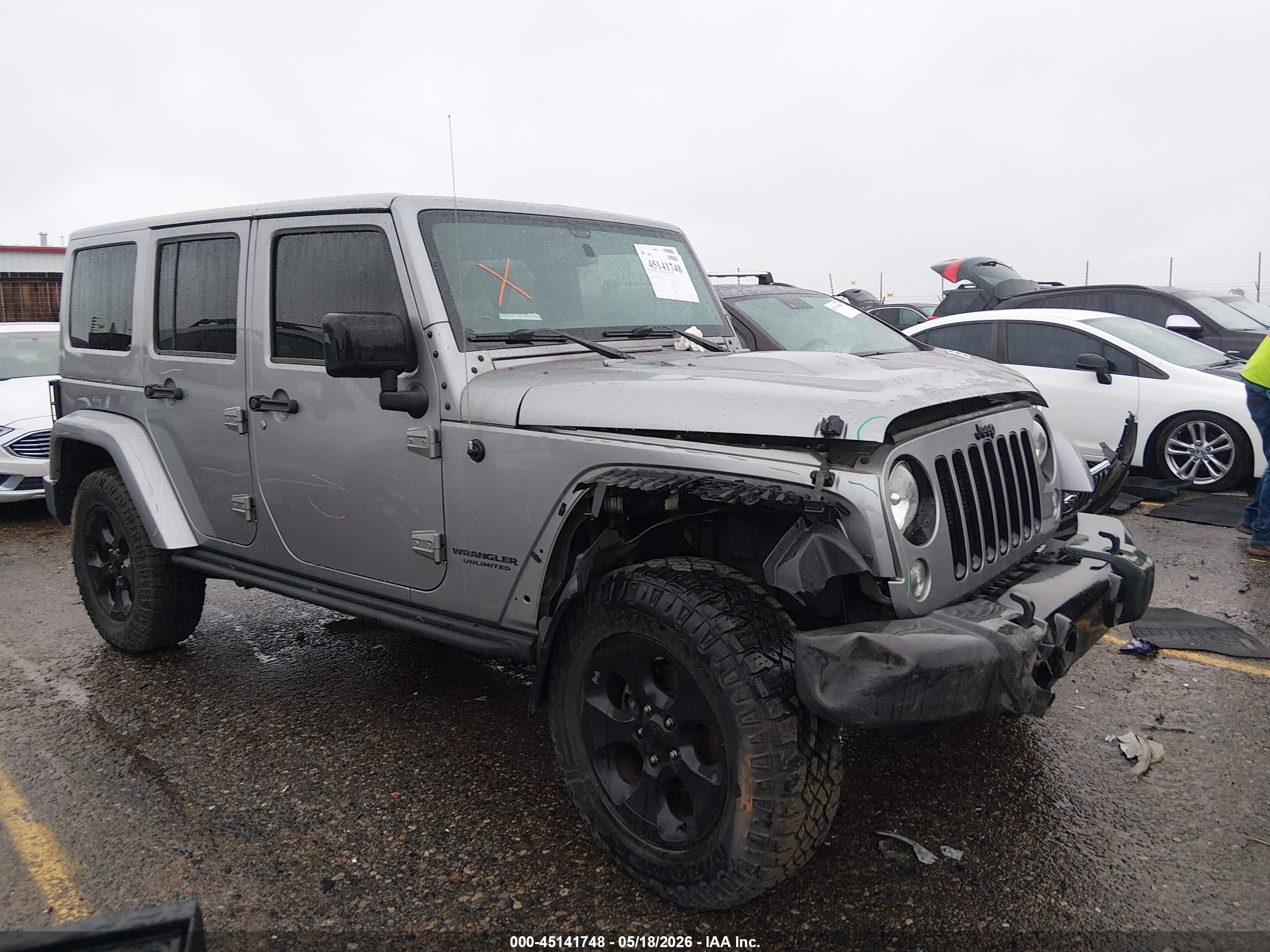 2015 Jeep Wrangler Unlimited Sahara, VIN 1C4BJWEG2FL767628 — Перед