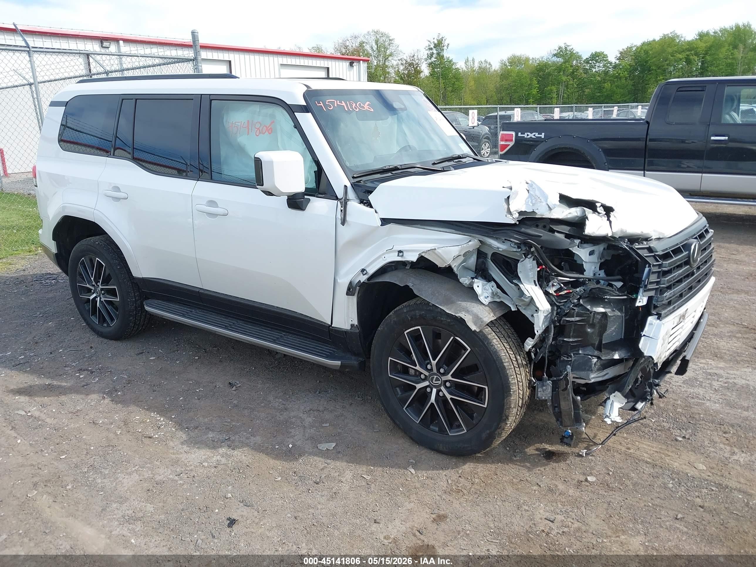 2025 Lexus GX 550 Premium+, VIN JTJTBCDX9S5044114 — Перед