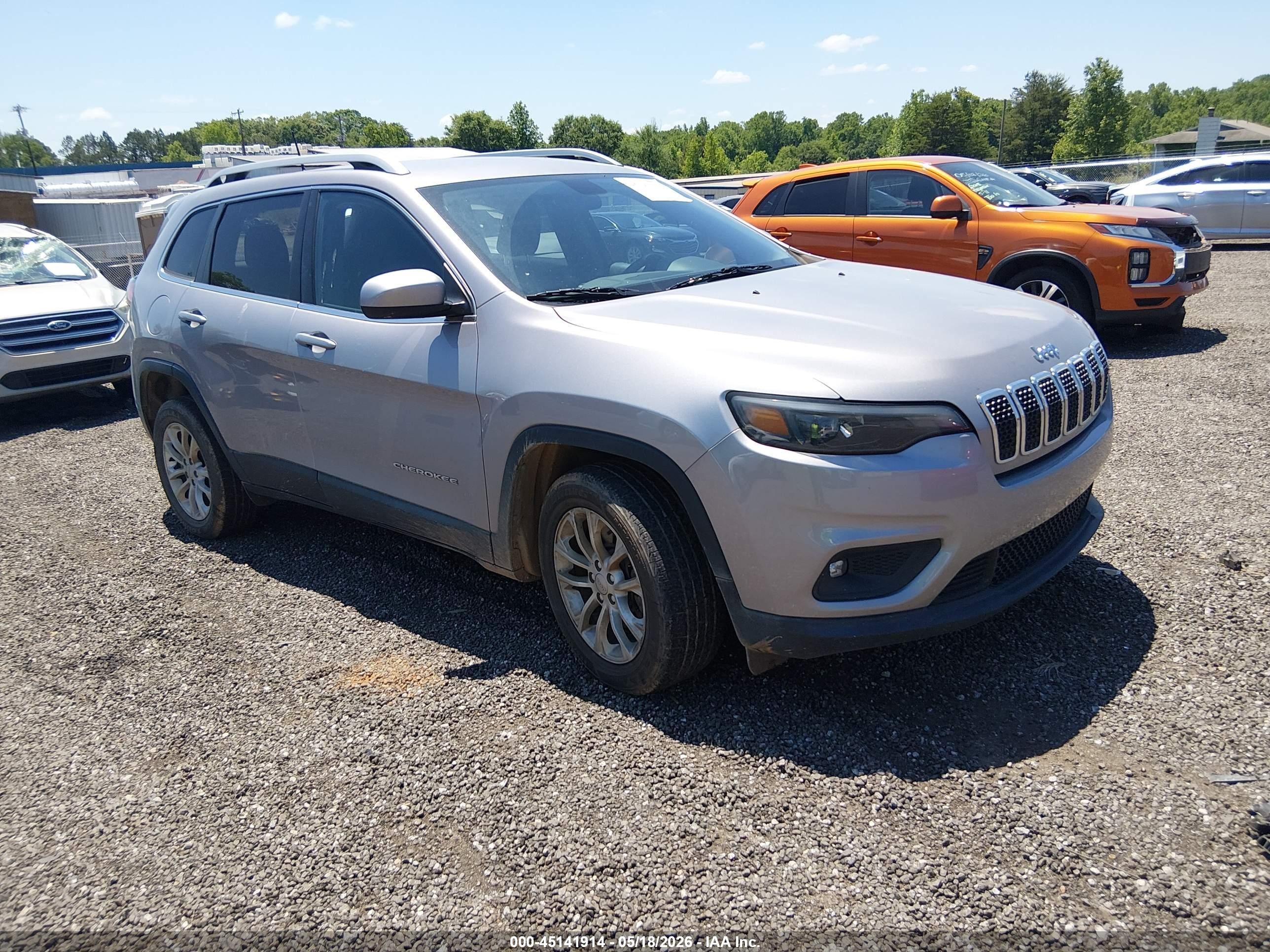 2019 Jeep Cherokee Latitude, VIN 1C4PJLCBXKD265952 — Rear end