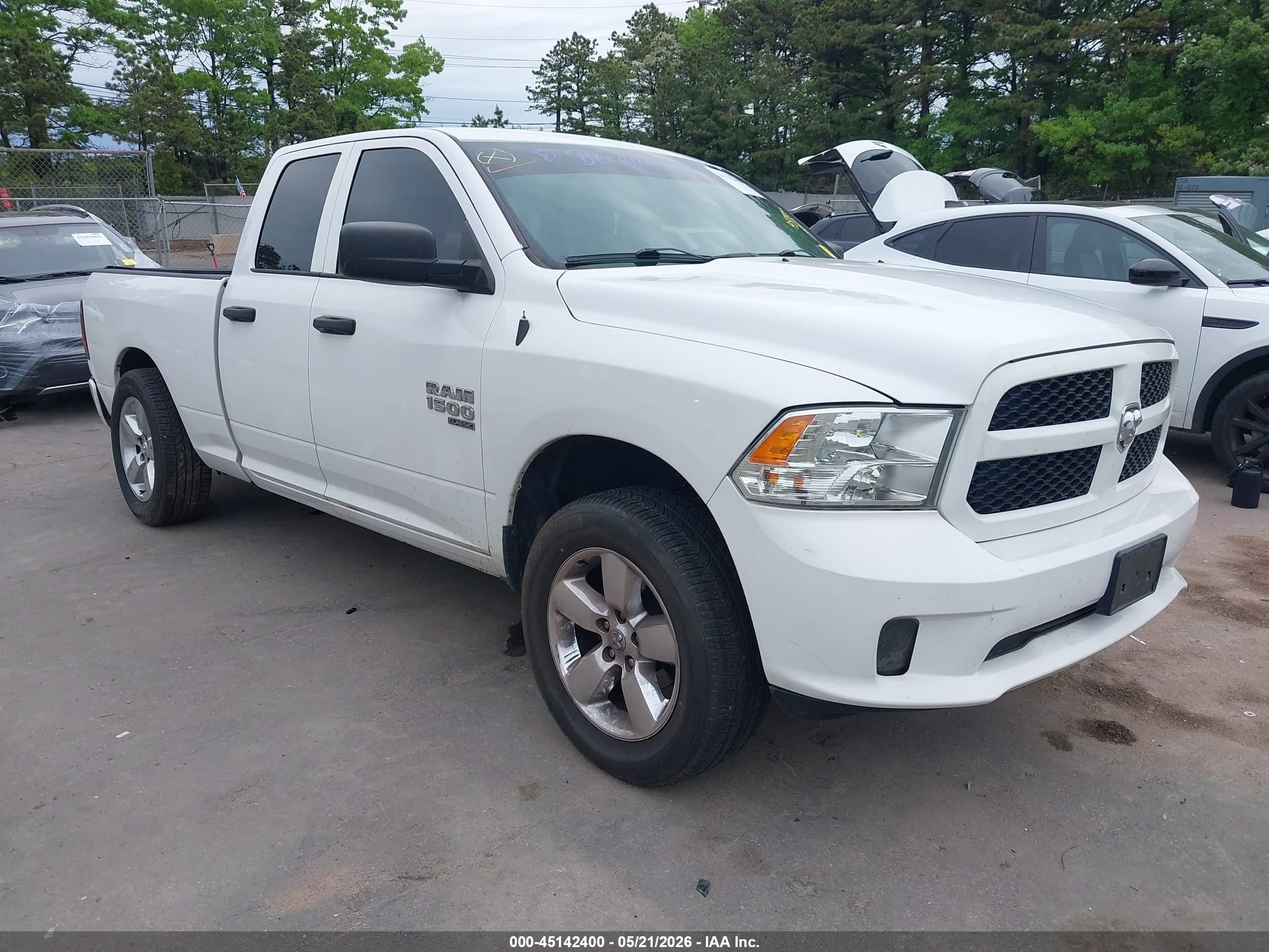 2019 Ram 1500 Express, VIN 1C6RR7FG7KS590058 — Зад