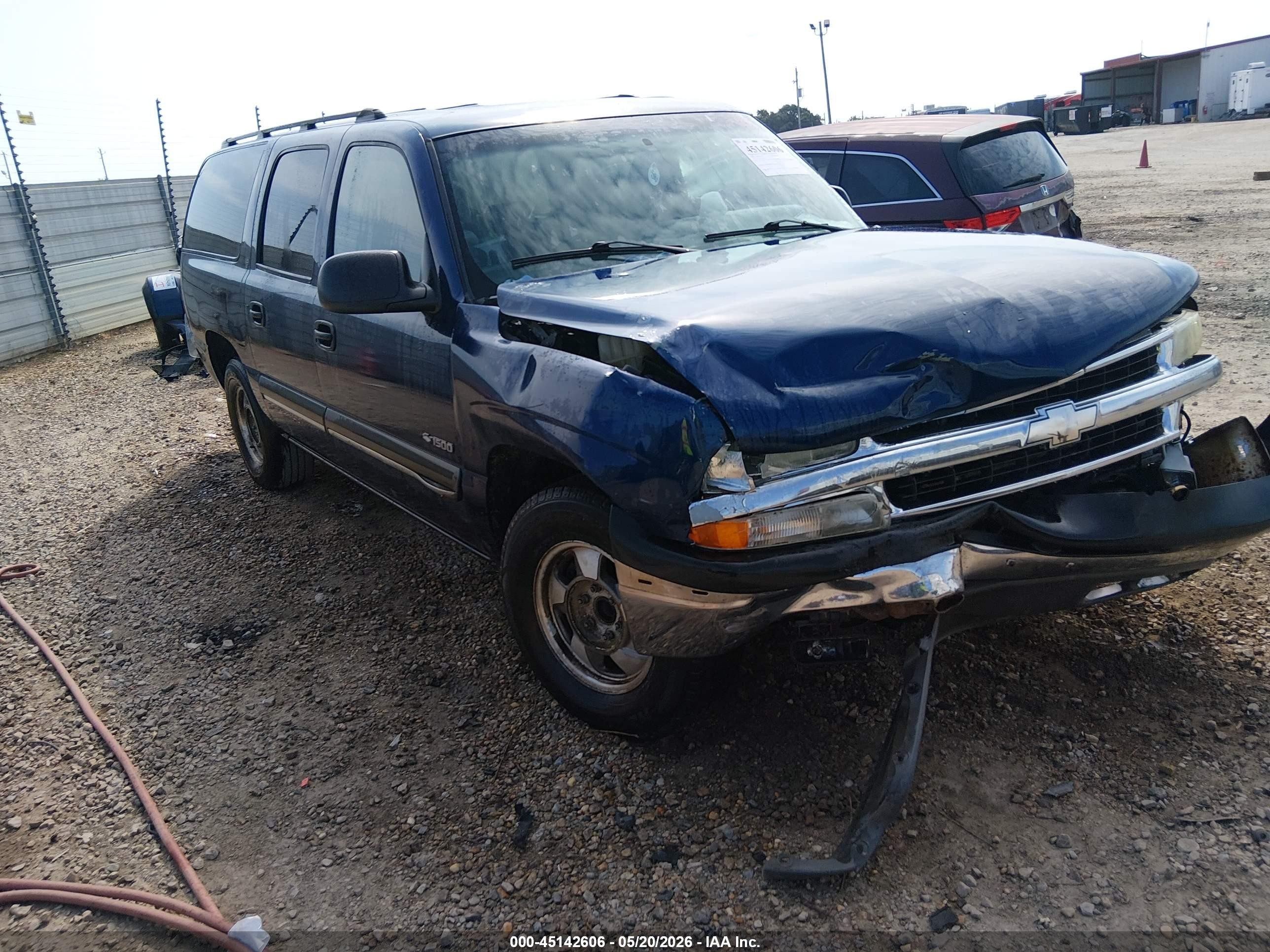 2000 Chevrolet Suburban LT, VIN 3GNEC16T9YG132404 — Front end