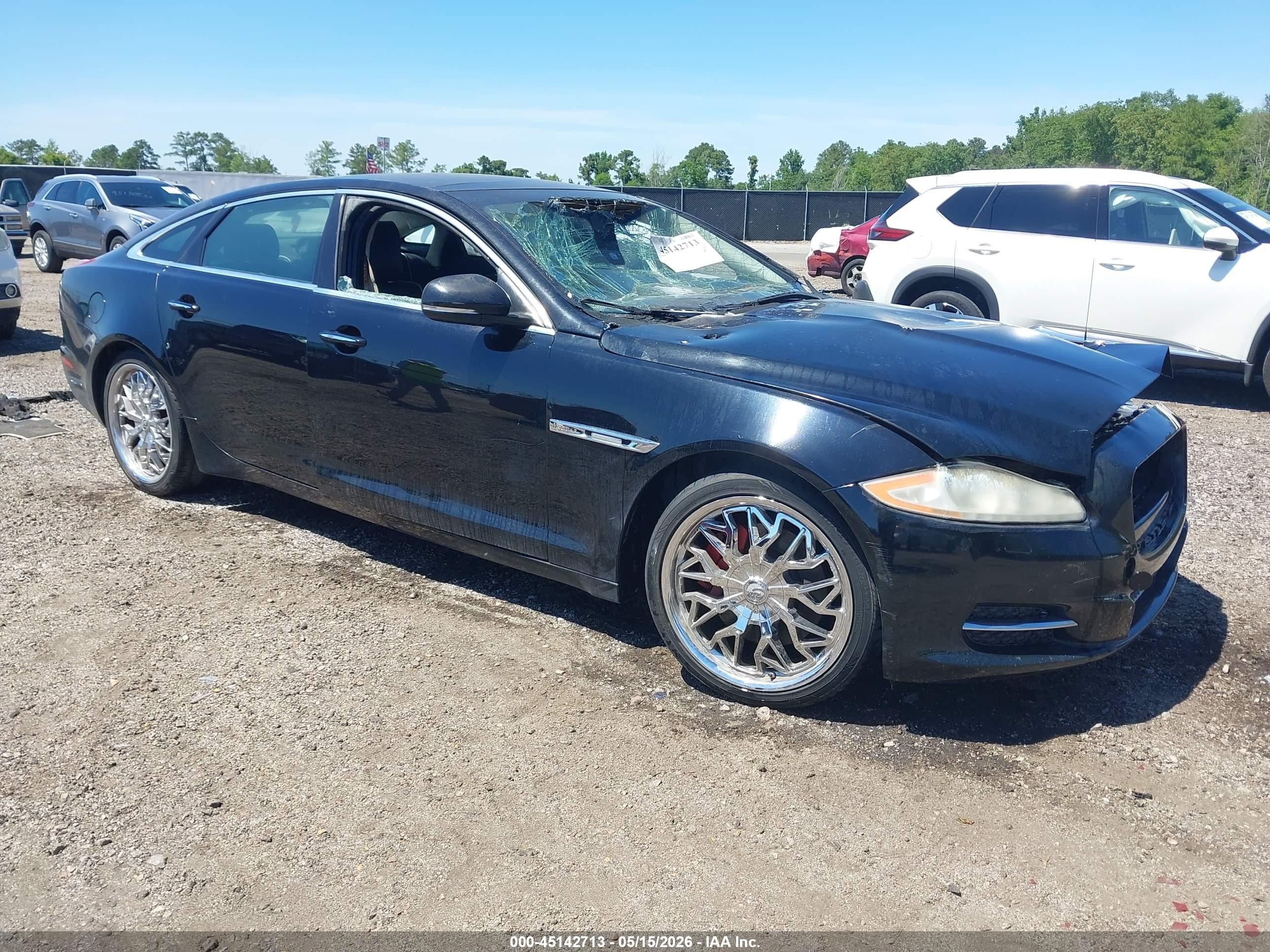 2012 Jaguar XJ XJL, VIN SAJWA2GB6CLV35154 — Пожар в моторном отсеке