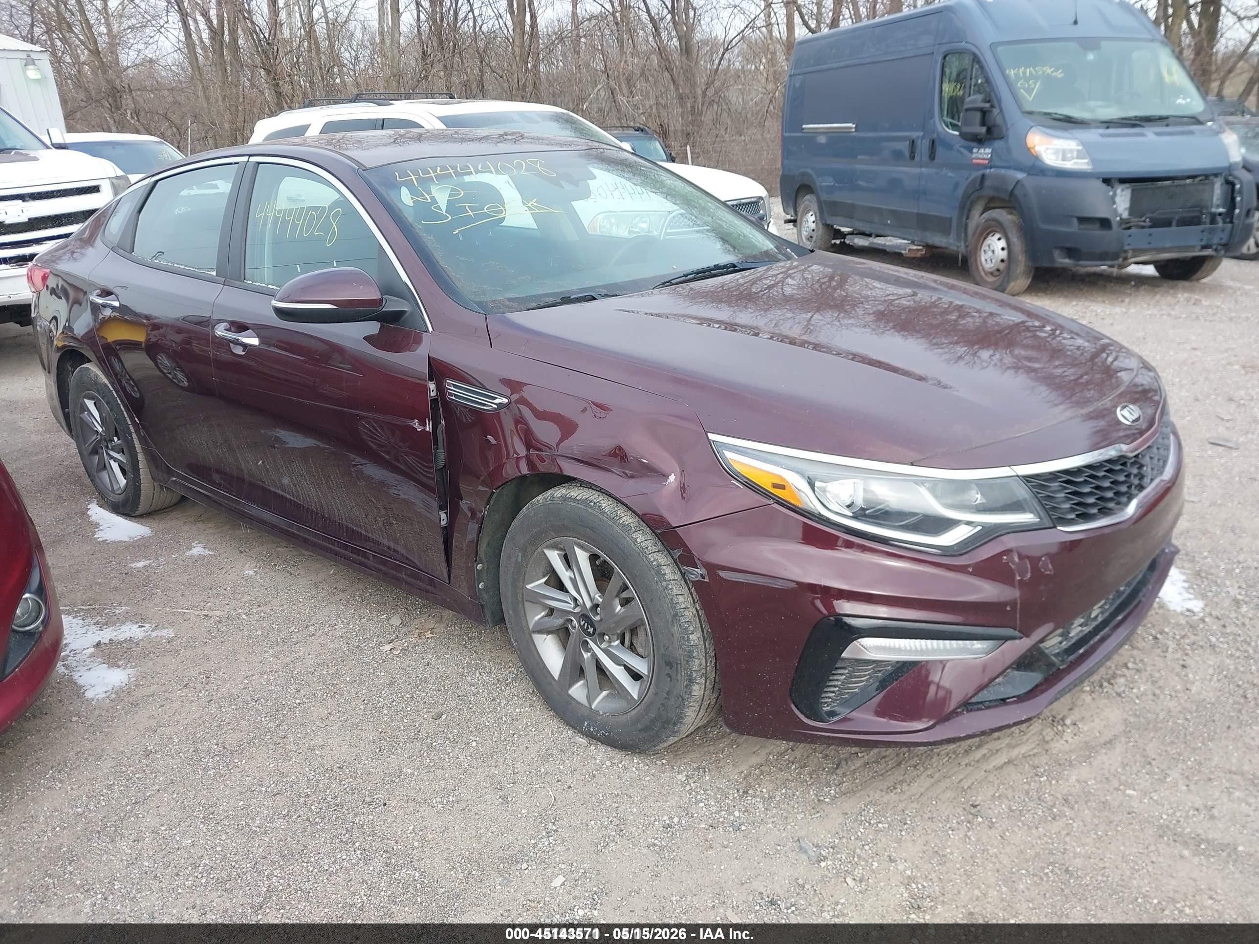 2019 Kia Optima LX, VIN 5XXGT4L33KG283370 — Front end