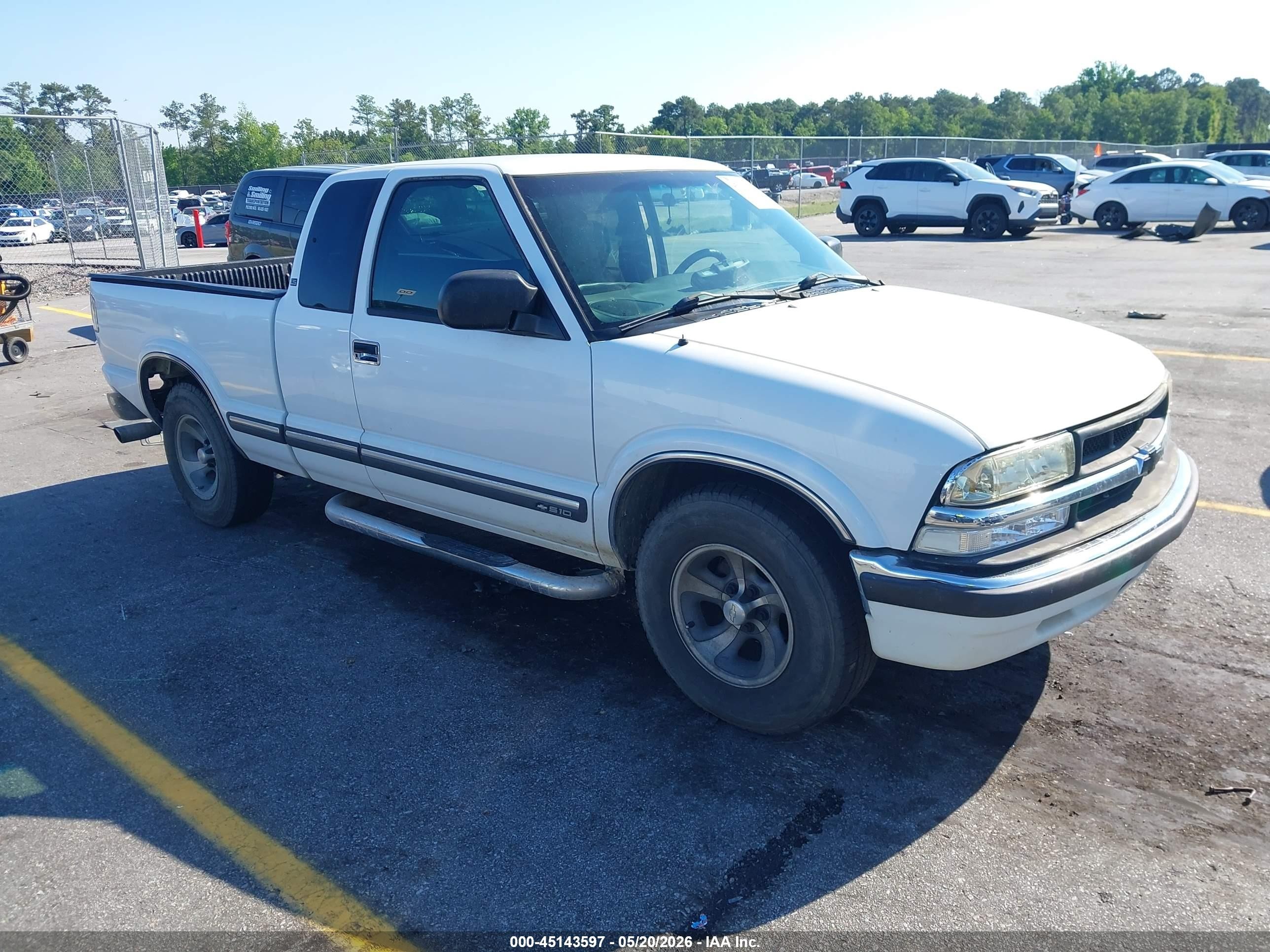 2000 Chevrolet S-10 LS, VIN 1GCCS1947Y8149571 — Rear end