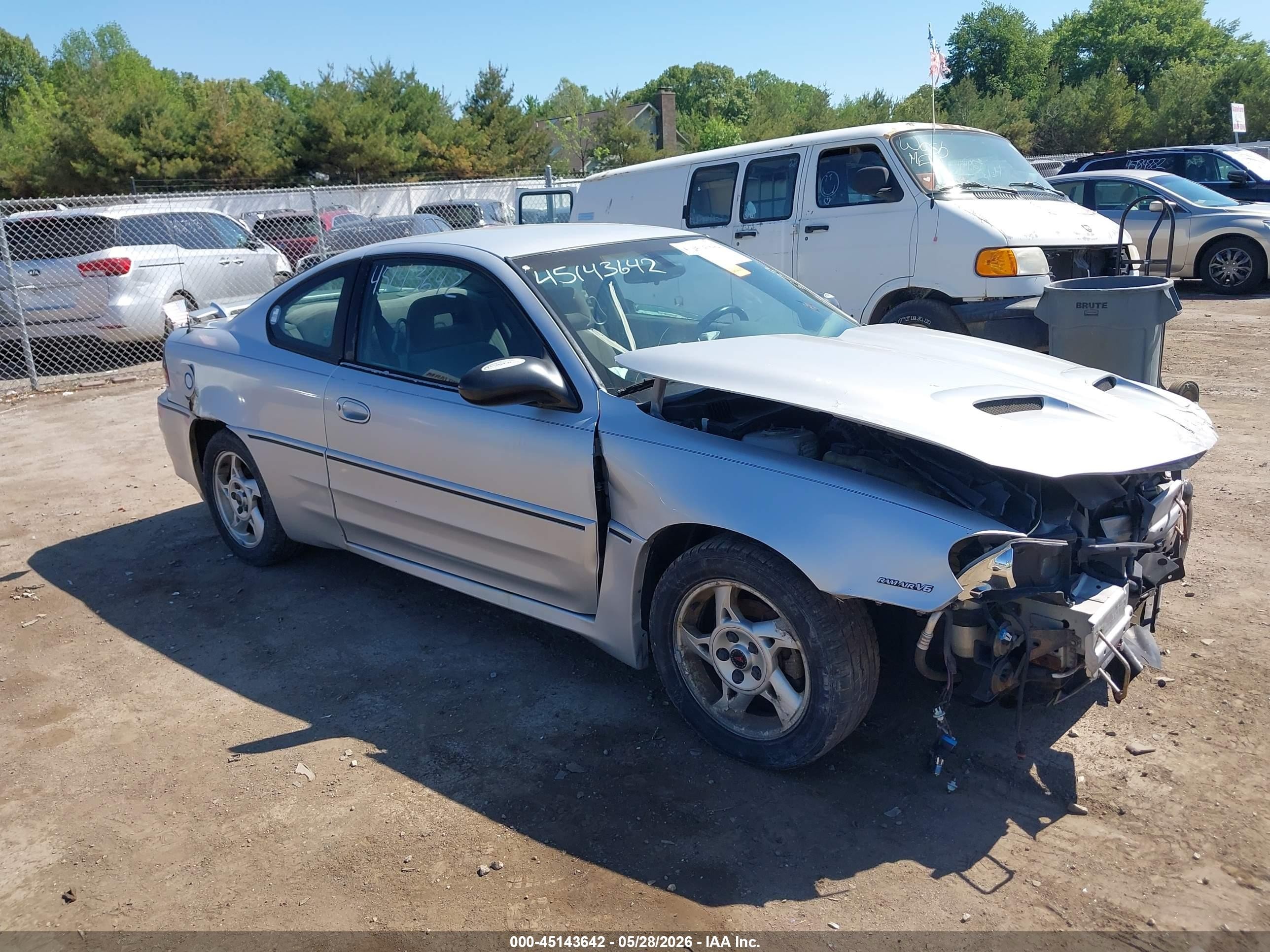 2002 Pontiac Grand Am GT, VIN 1G2NW12E62C256300 — Front end