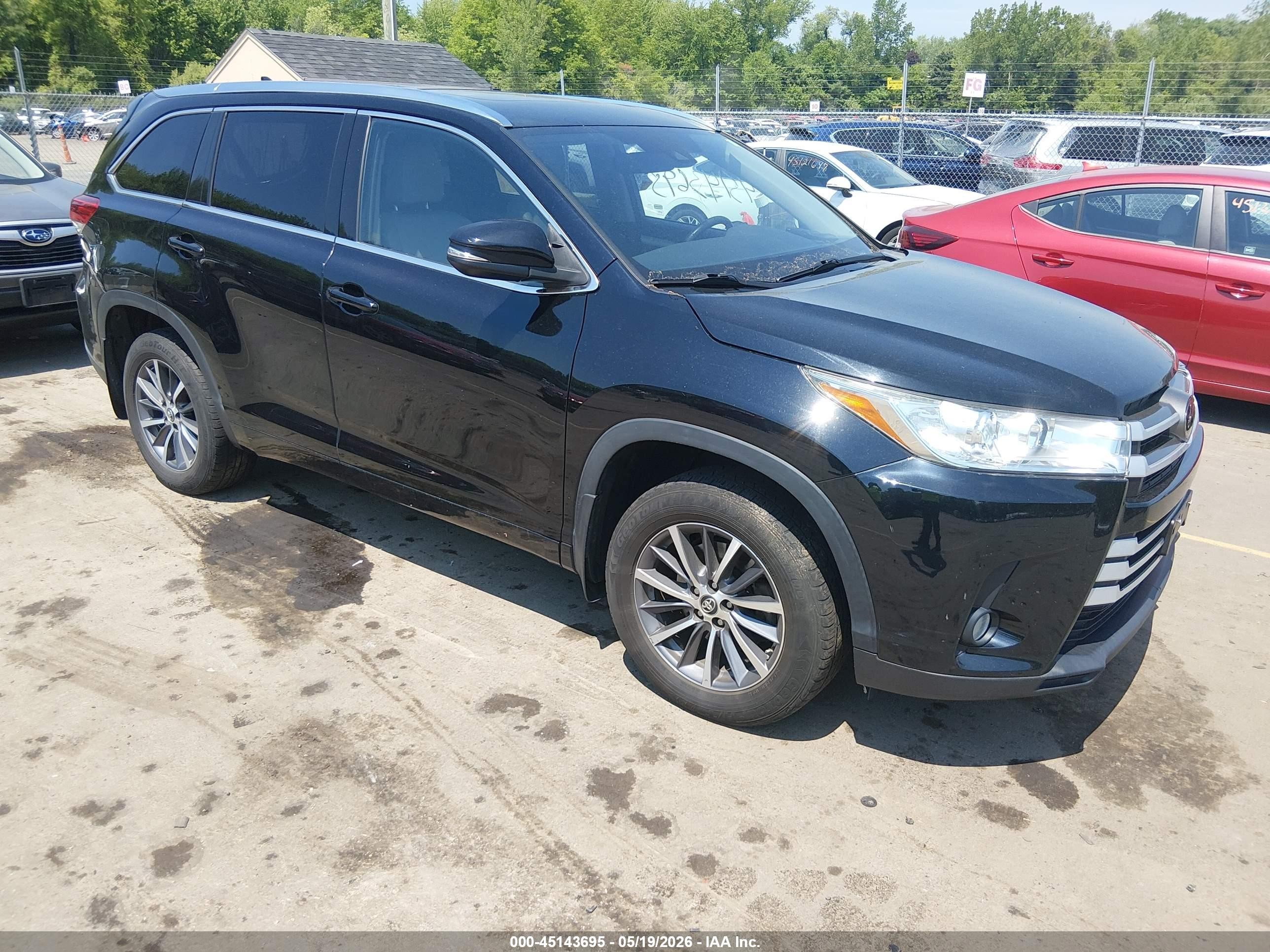 2018 Toyota Highlander XLE, VIN 5TDJZRFH5JS546609 — Rear end