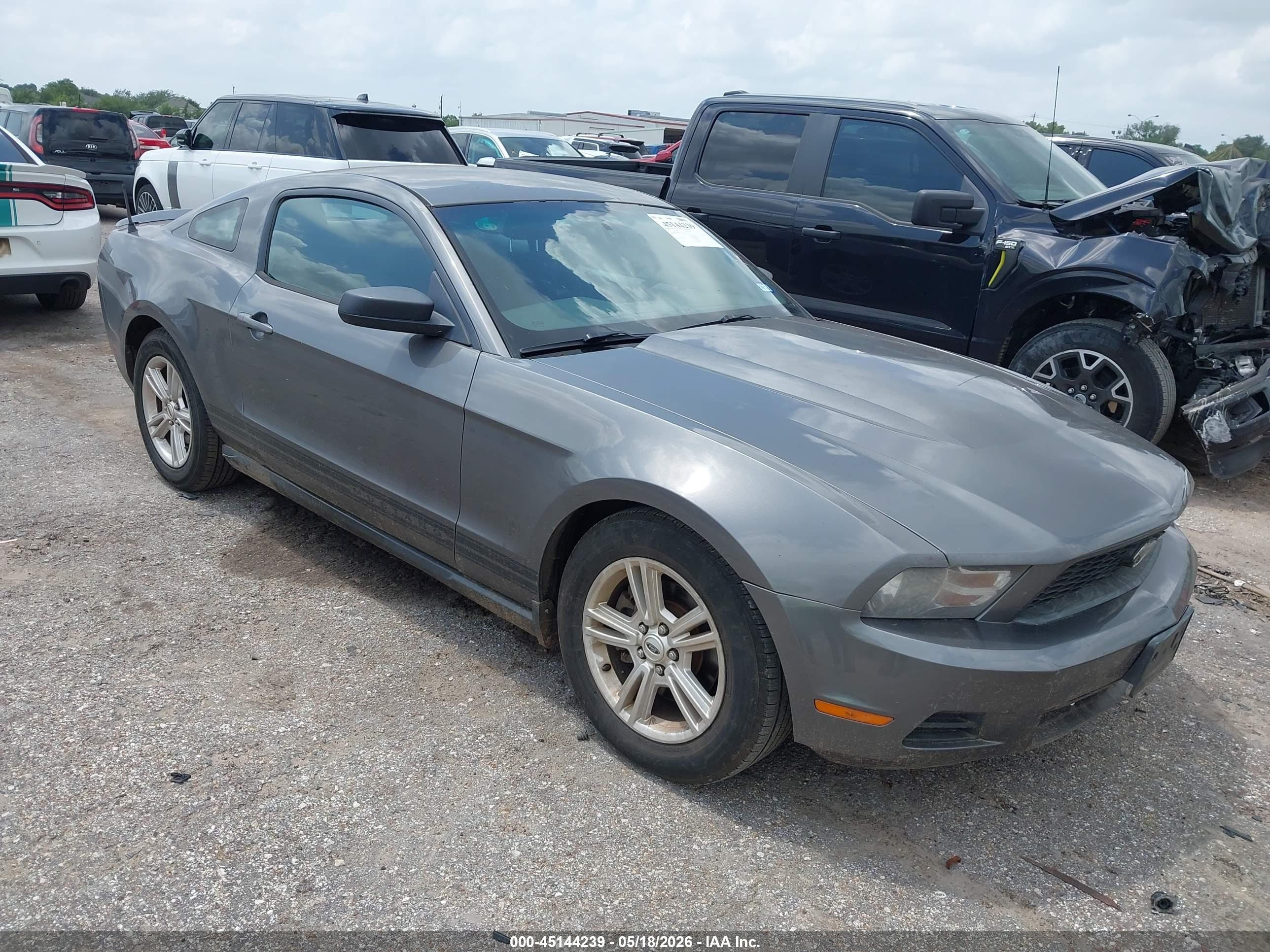 2011 Ford Mustang V6, VIN 1ZVBP8AM4B5157327 — Перед