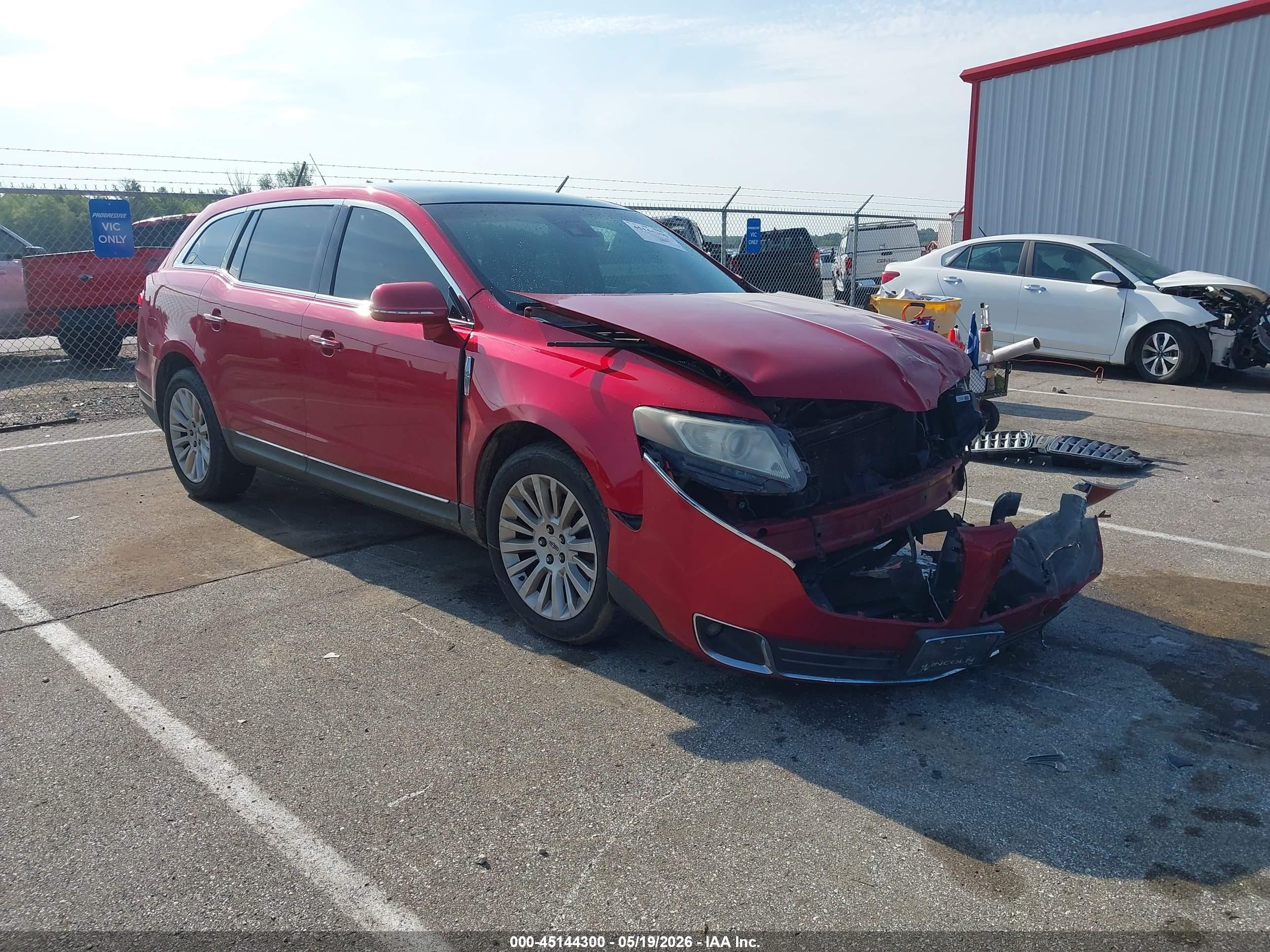2010 Lincoln MKT, VIN 2LMHJ5FR5ABJ13820 — Front end