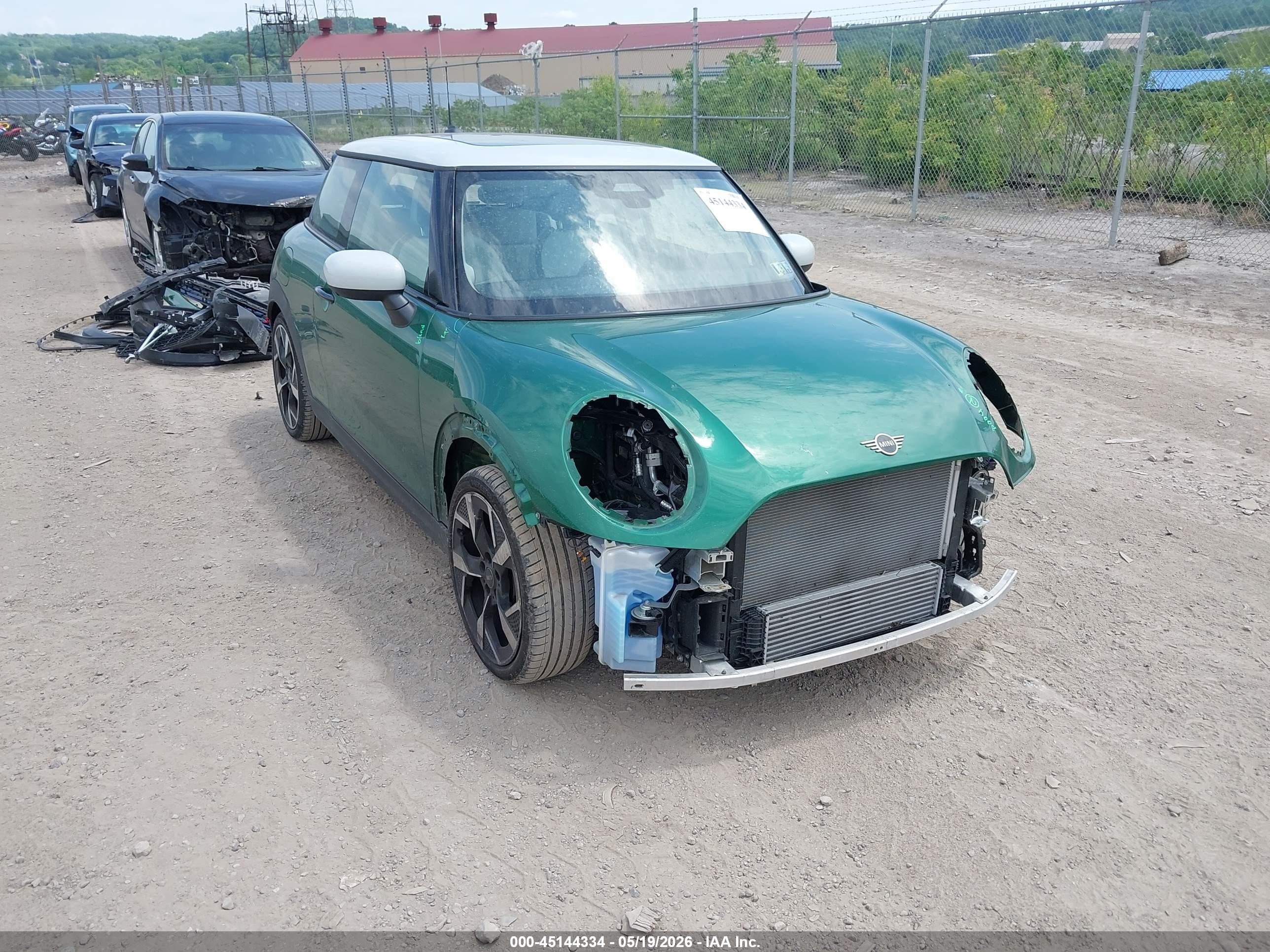 2025 MINI Hardtop Cooper S, VIN WMW23GD06S2W15031 — Перед