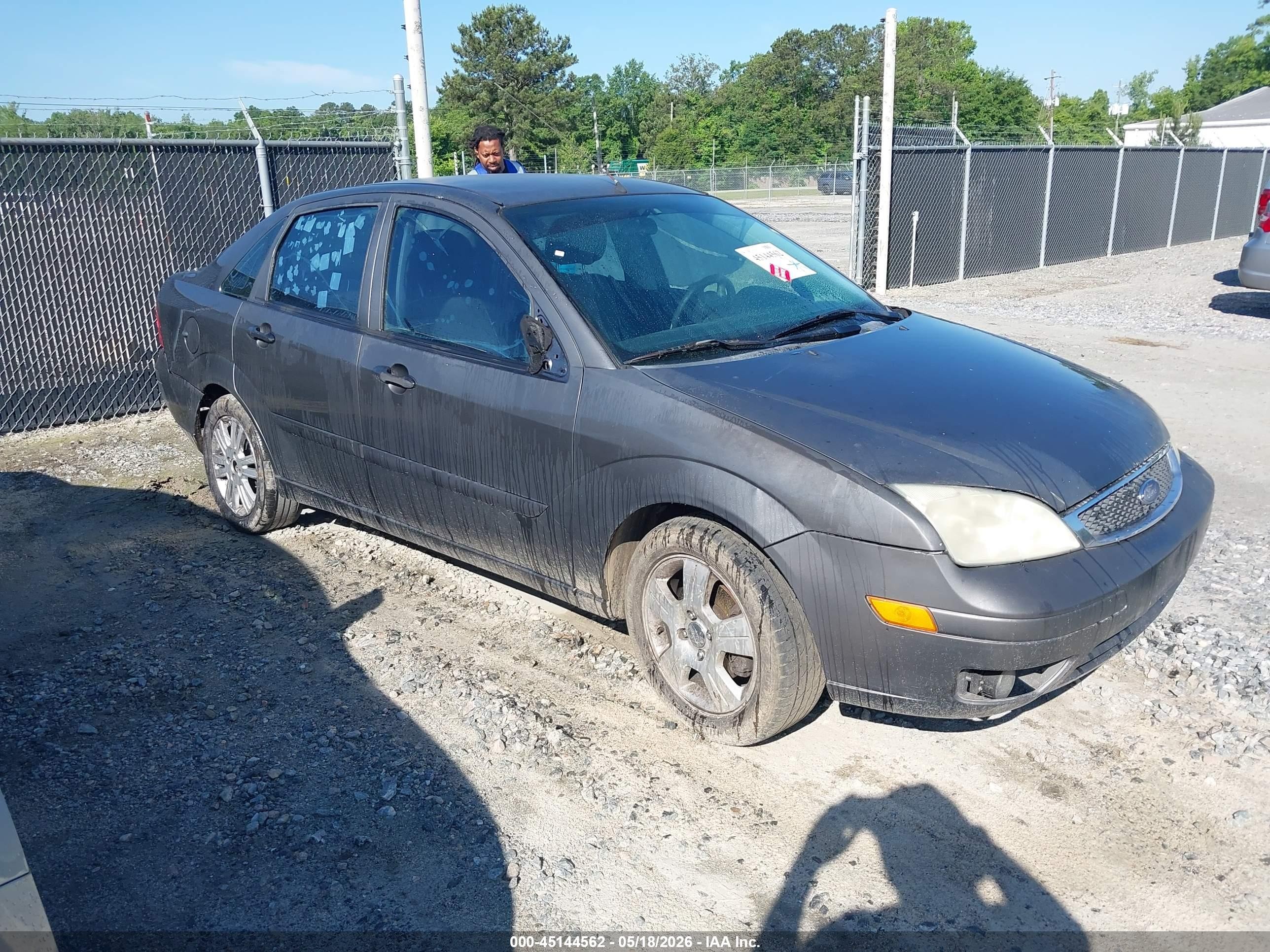 2007 Ford Focus S, VIN 1FAHP34N27W302618 — Side