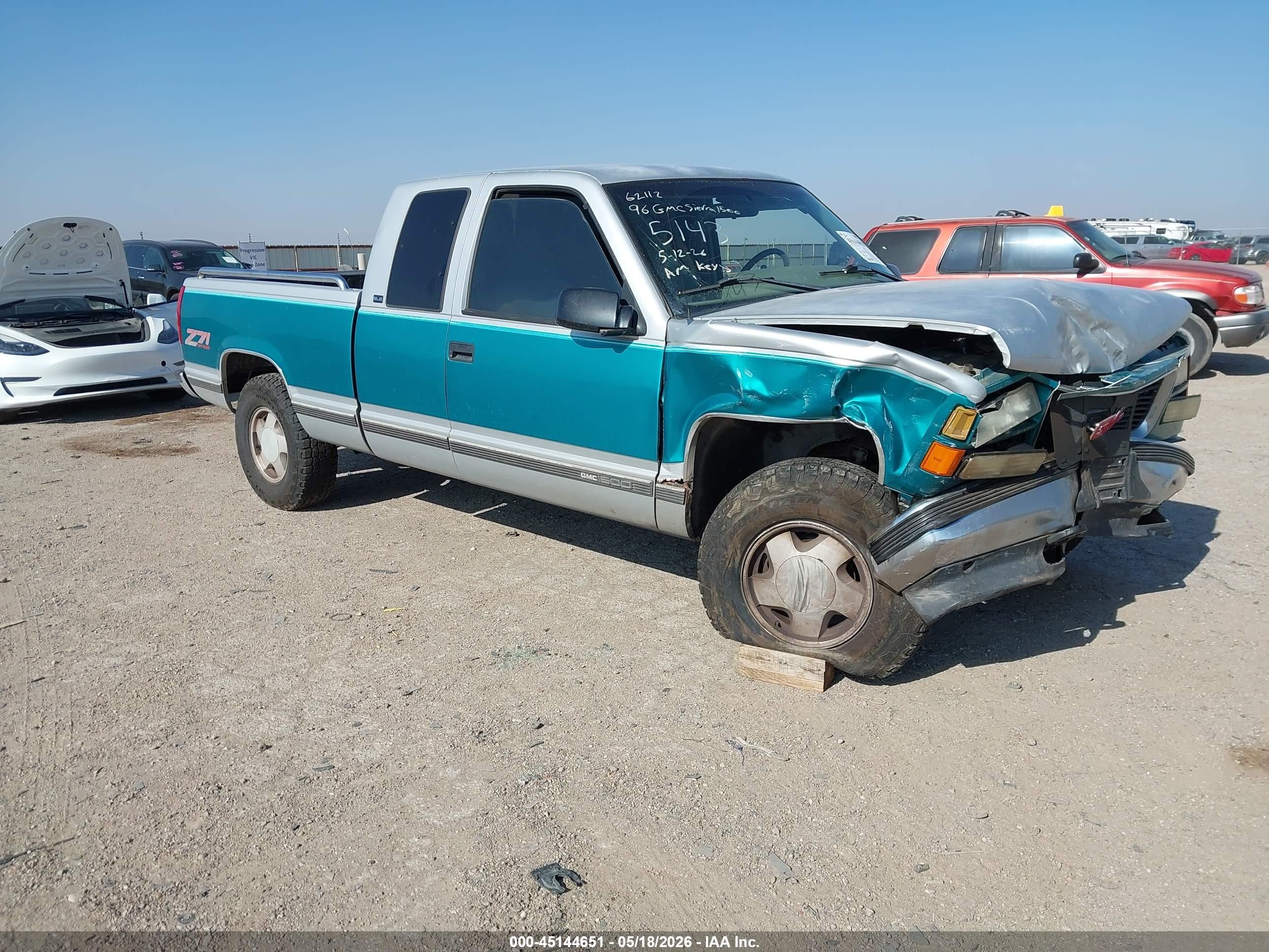 1996 GMC Sierra 1500, VIN 2GTEK19R9T1515143 — Front end