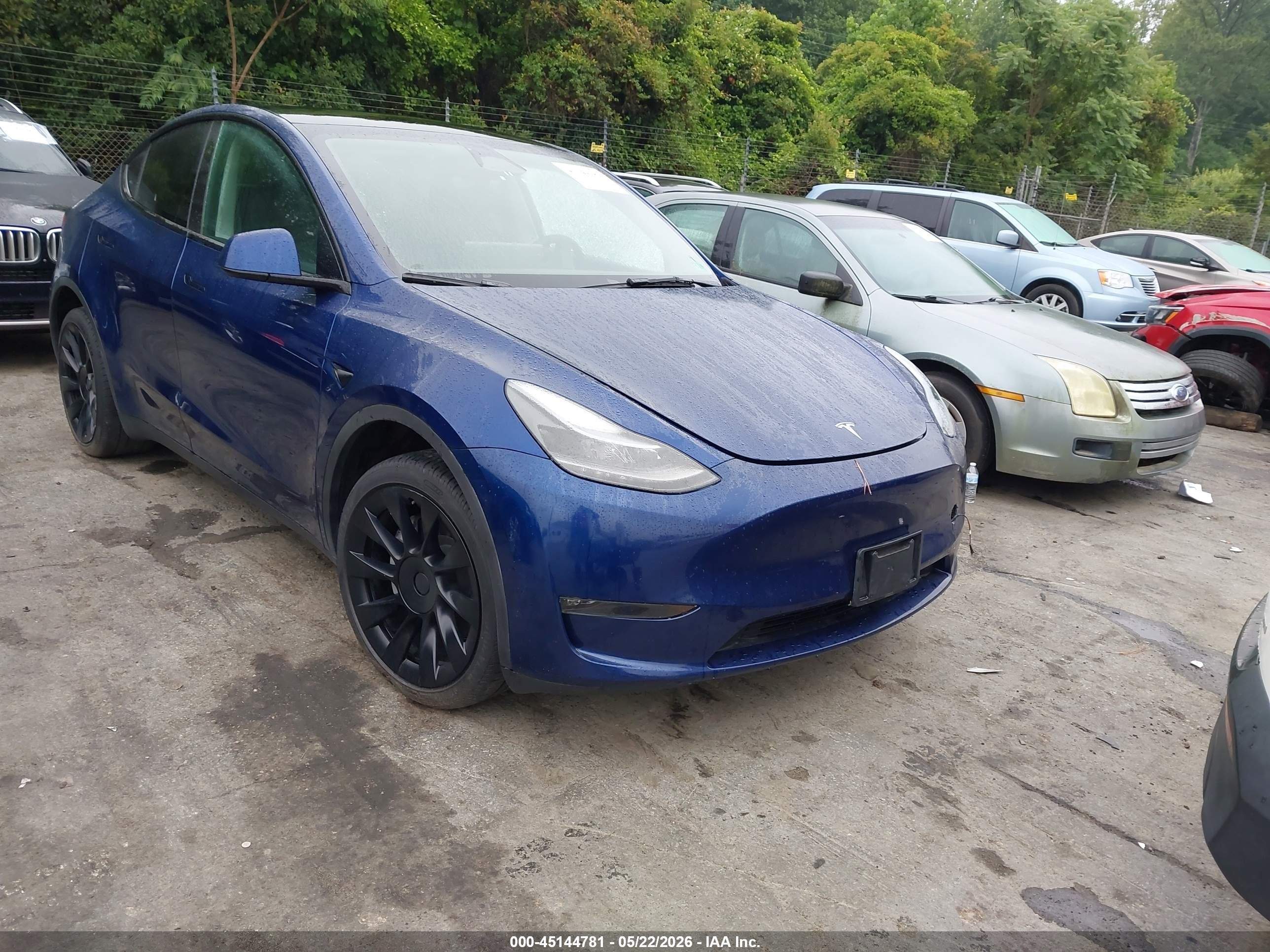 2024 Tesla Model Y Long Range, VIN 7SAYGDEE7RA284607 — Side