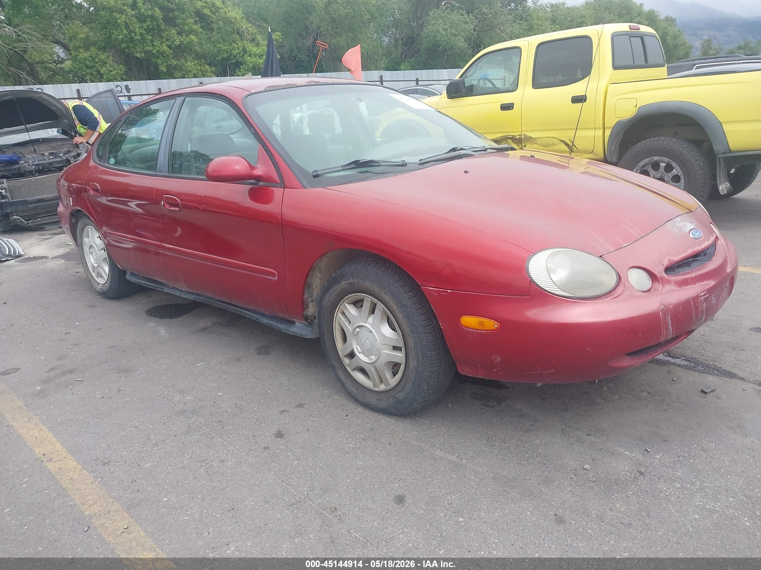 1997 Ford Taurus GL, VIN 1FALP52U0VA167620 — Front end