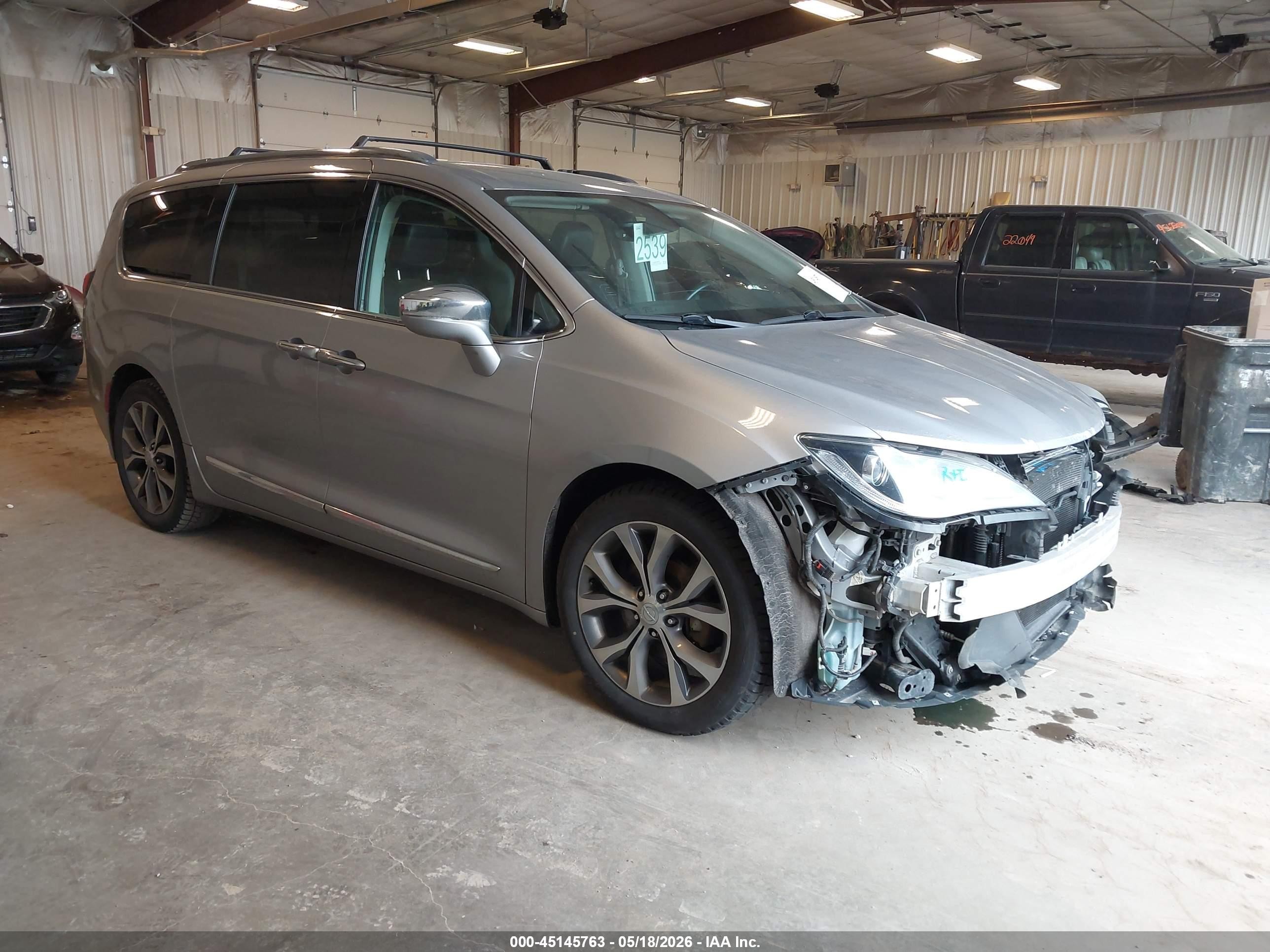 2018 Chrysler Pacifica Limited, VIN 2C4RC1GG3JR251741 — Перед