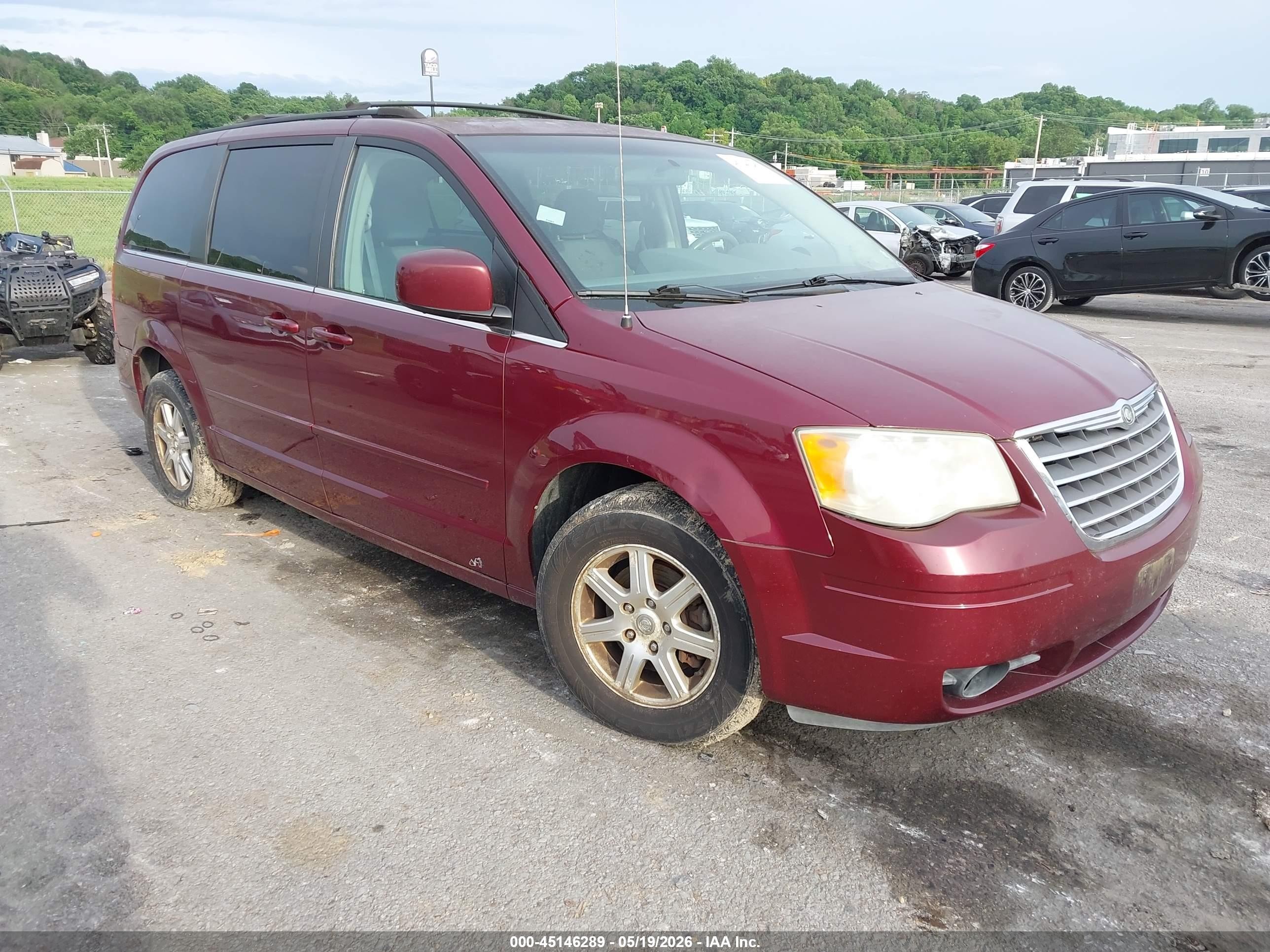 2008 Chrysler Town & Country Touring, VIN 2A8HR54PX8R771315 — Front end