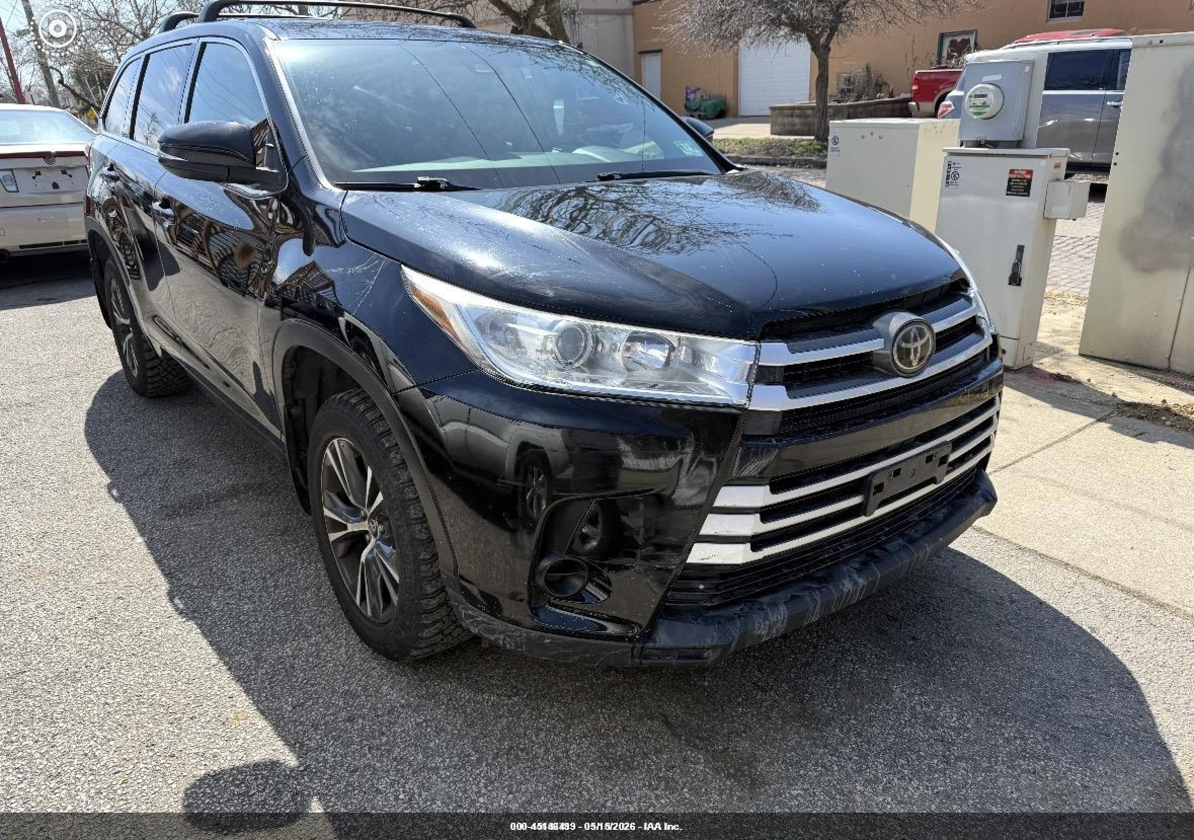 2018 Toyota Highlander LE, VIN 5TDBZRFH1JS883847 — Фото с аукциона 1 of 12