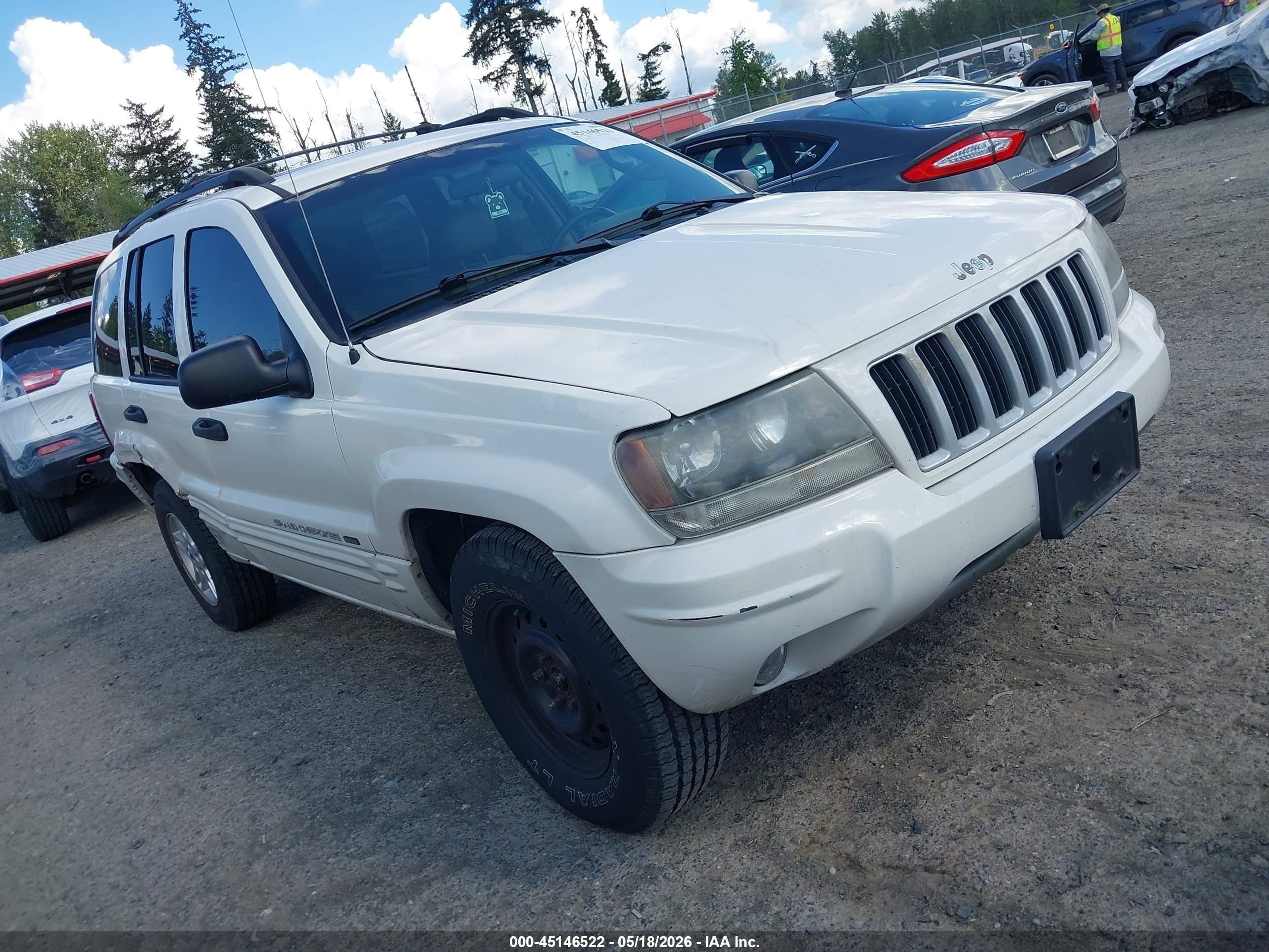 2004 Jeep Grand Cherokee Laredo, VIN 1J4GW48N34C212121 — Side