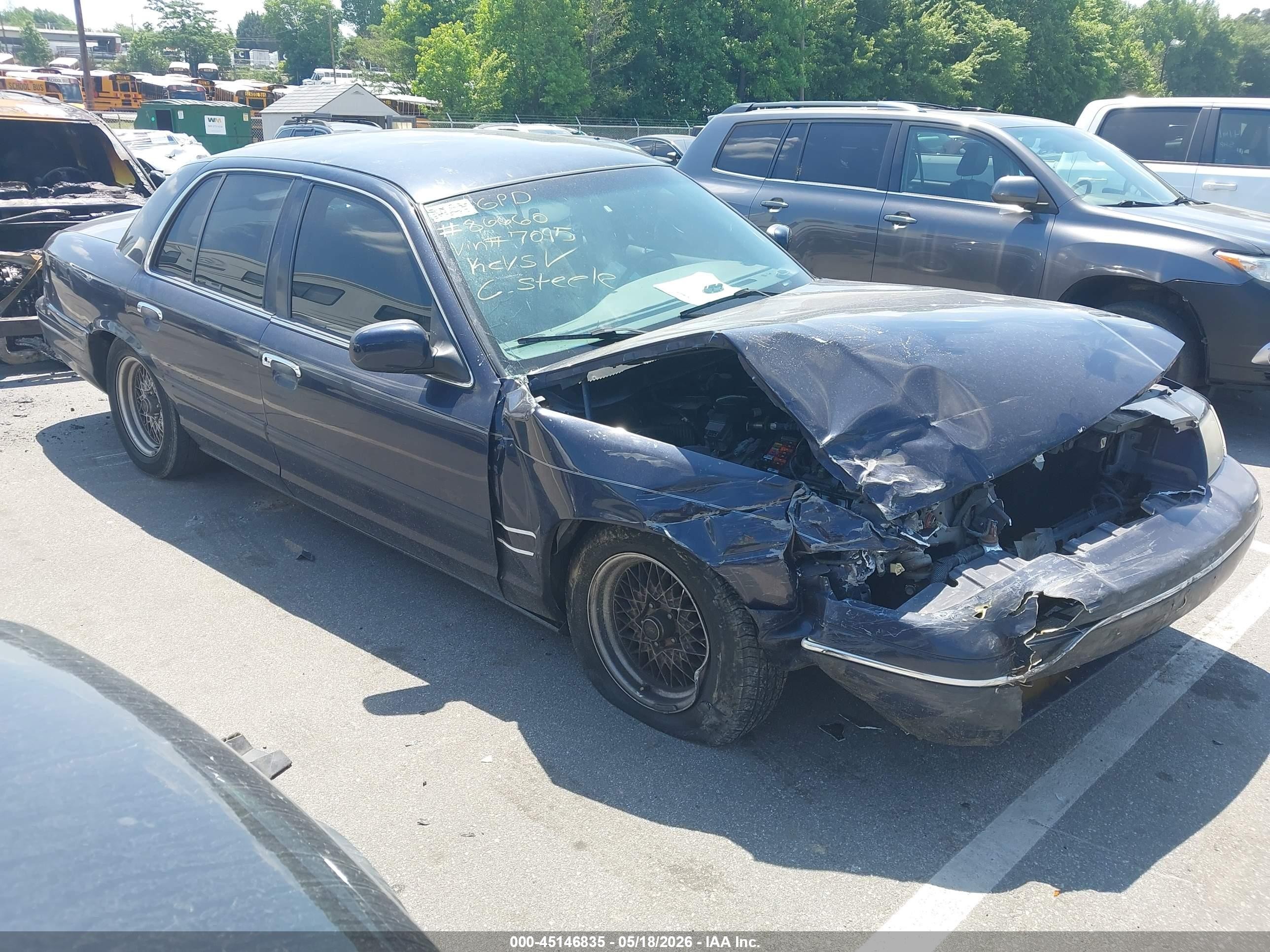 1999 Ford Crown Victoria, VIN 2FAFP73W7XX137095 — Front end