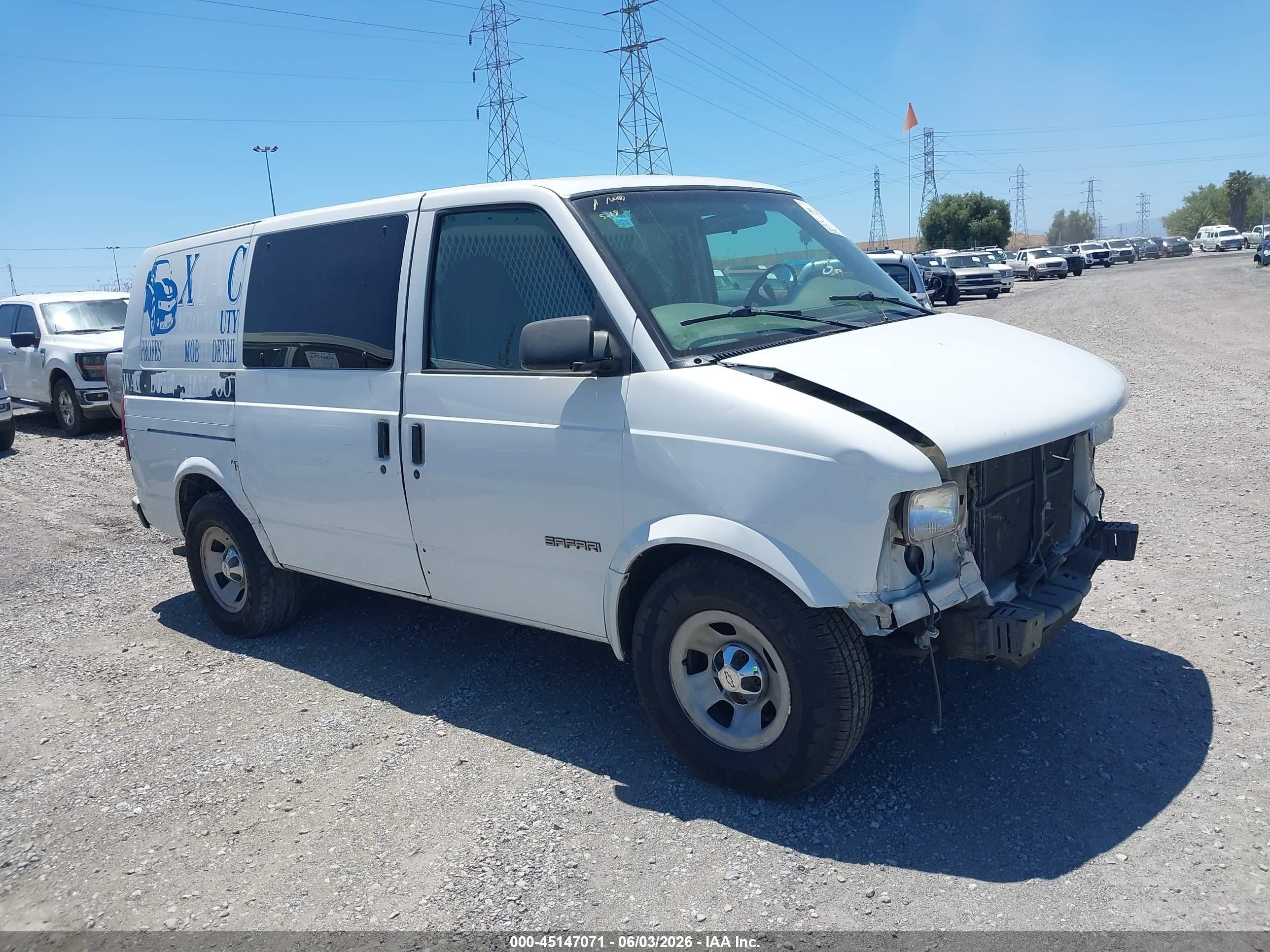2001 GMC Safari Cargo, VIN 1GTDM19W01B520420 — Front end