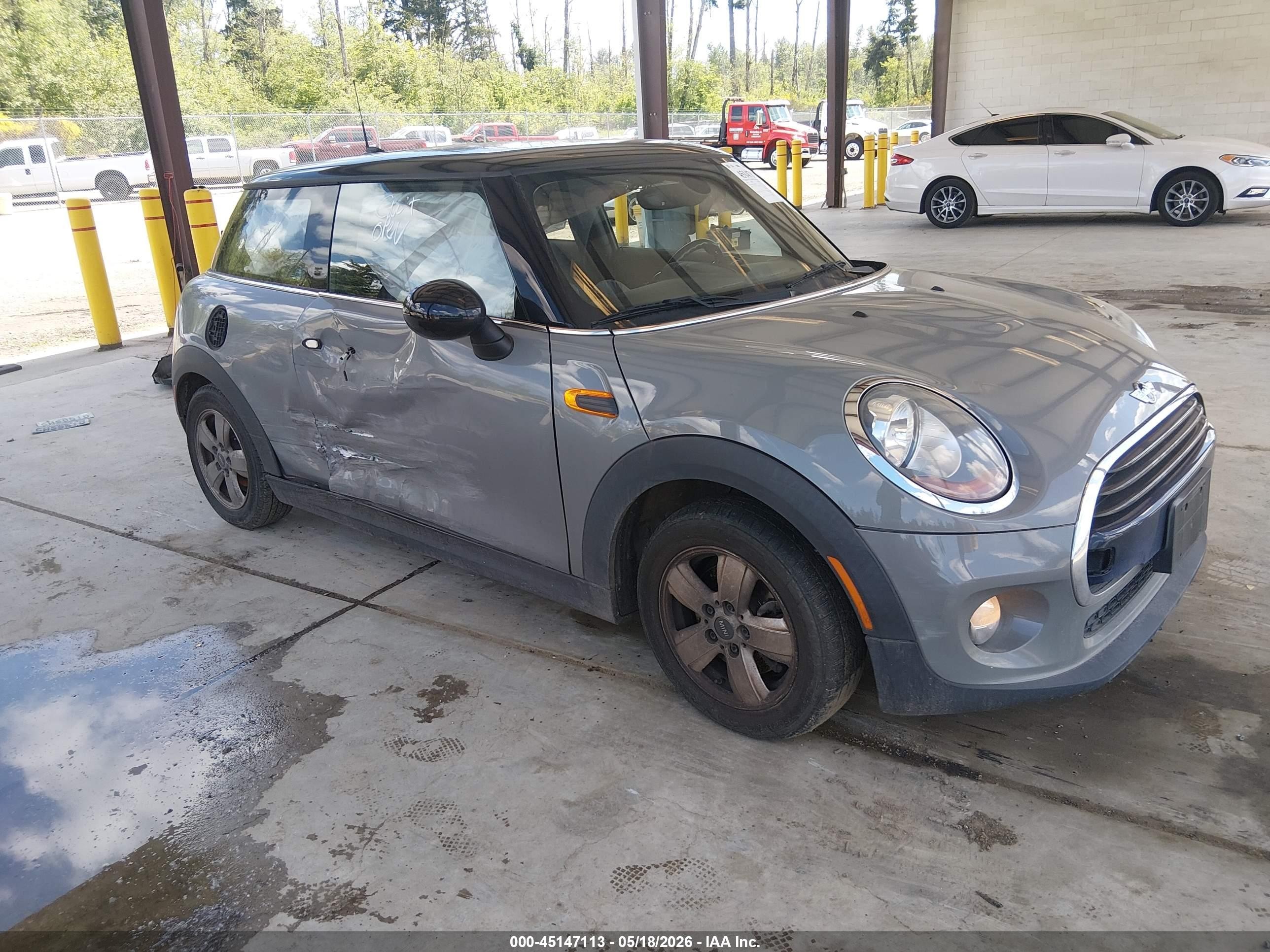 2016 MINI Hardtop, VIN WMWXP5C53G3B14338 — Бок