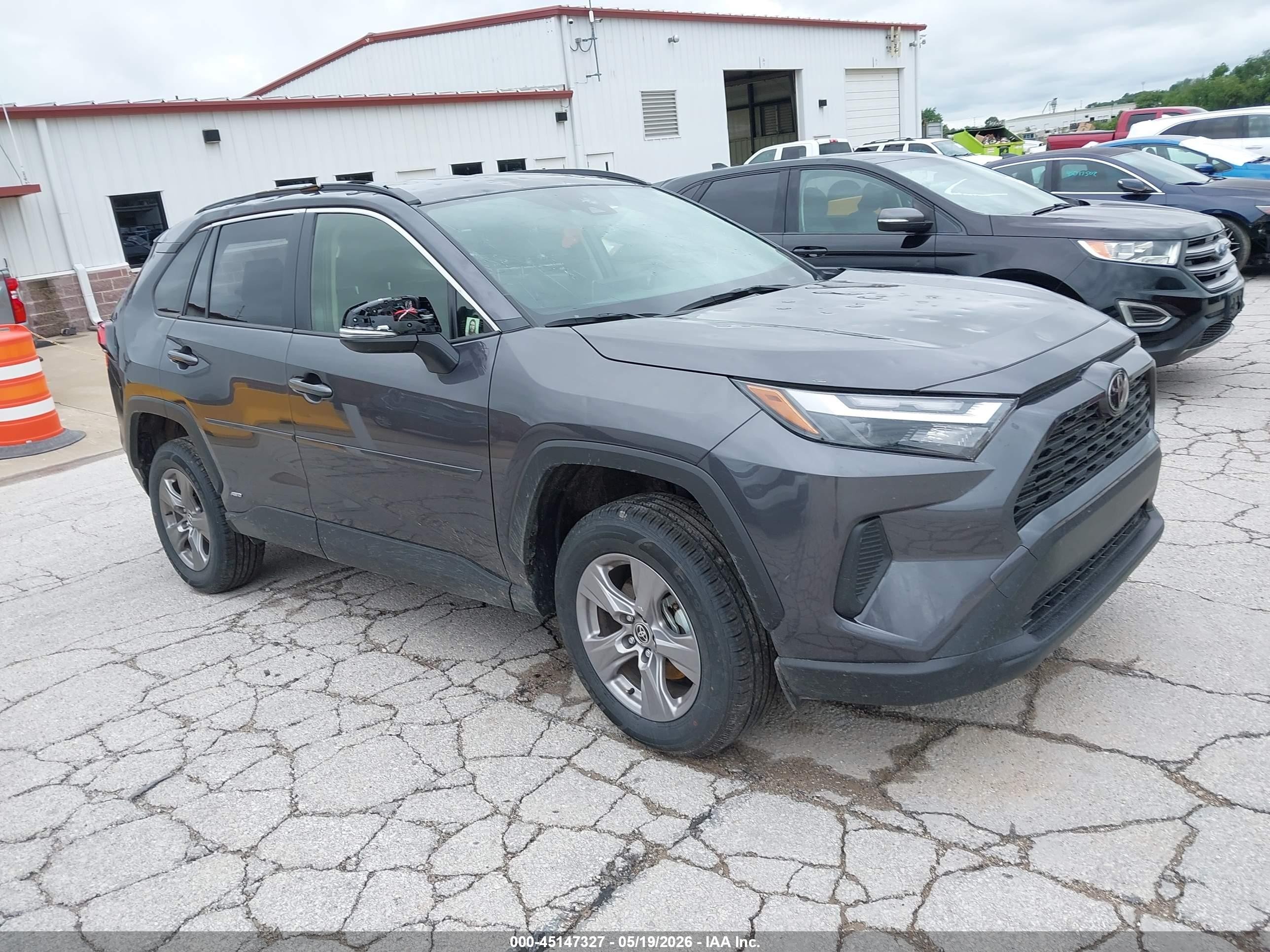 2025 Toyota RAV4 Hybrid XLE, VIN JTMRWRFV5SJ070877 — Град