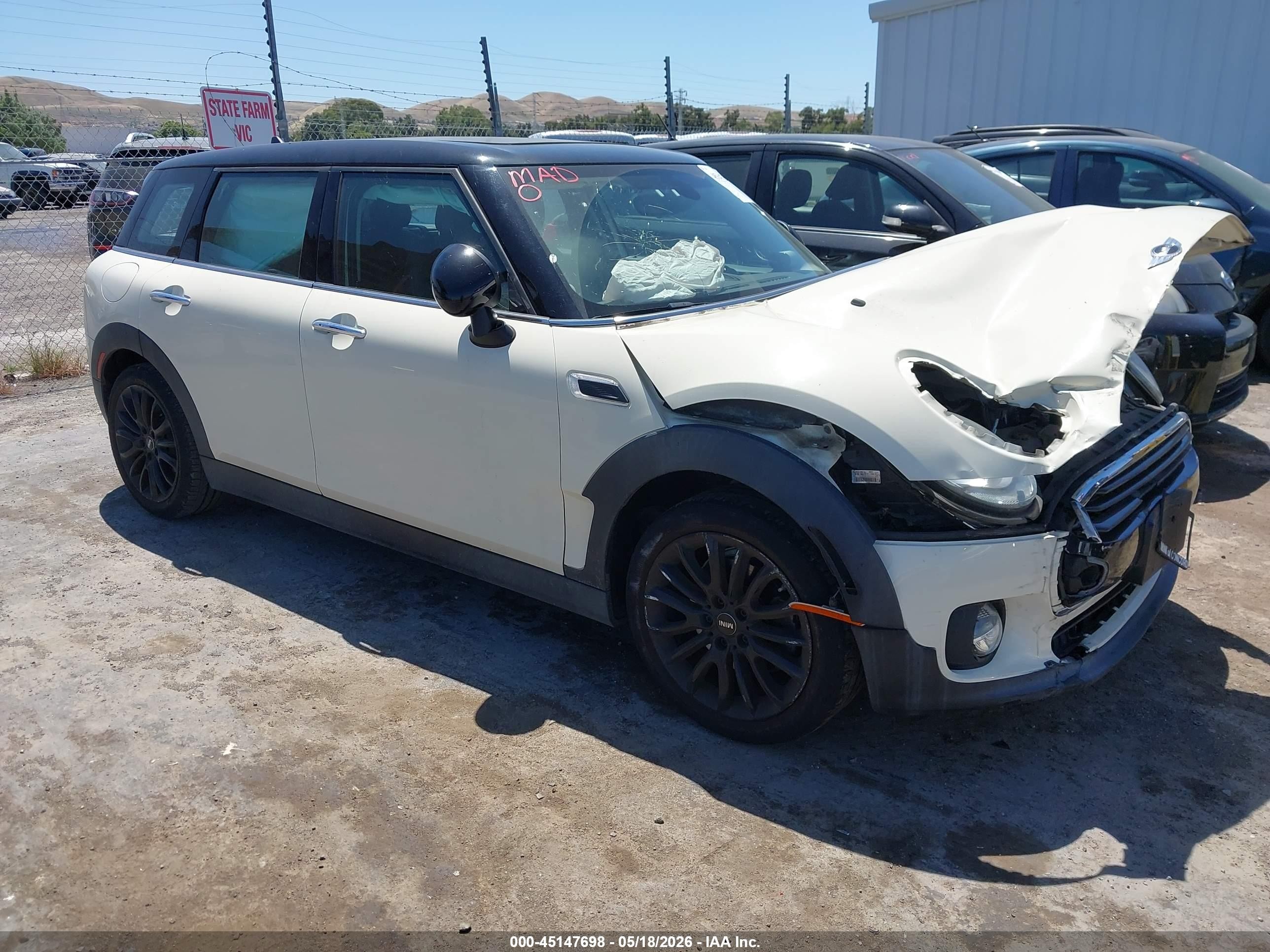2018 MINI Clubman Cooper, VIN WMWLN5C54J2E34060 — Перед