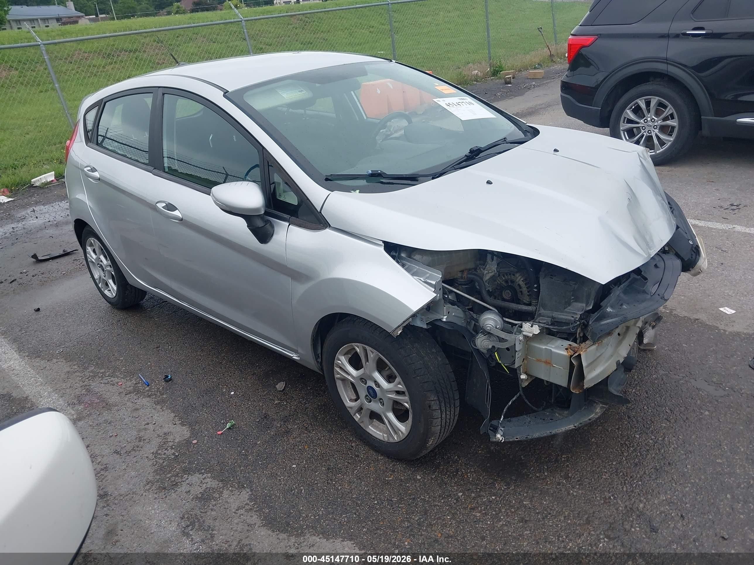 2016 Ford Fiesta SE, VIN 3FADP4EJ2GM136567 — Front end