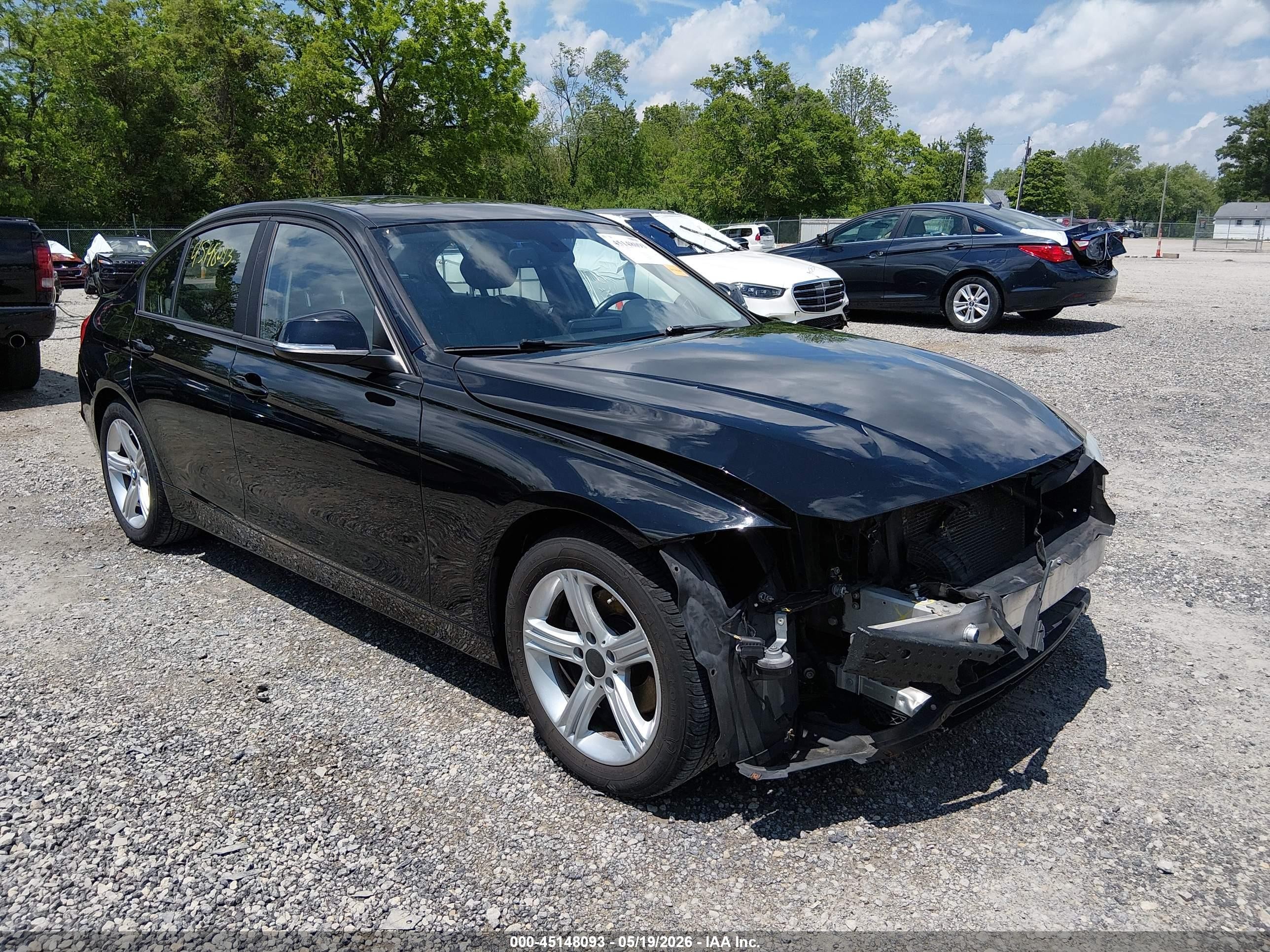 2013 BMW 3 Series 320i xDrive, VIN WBA3C3C59DF978557 — Front end