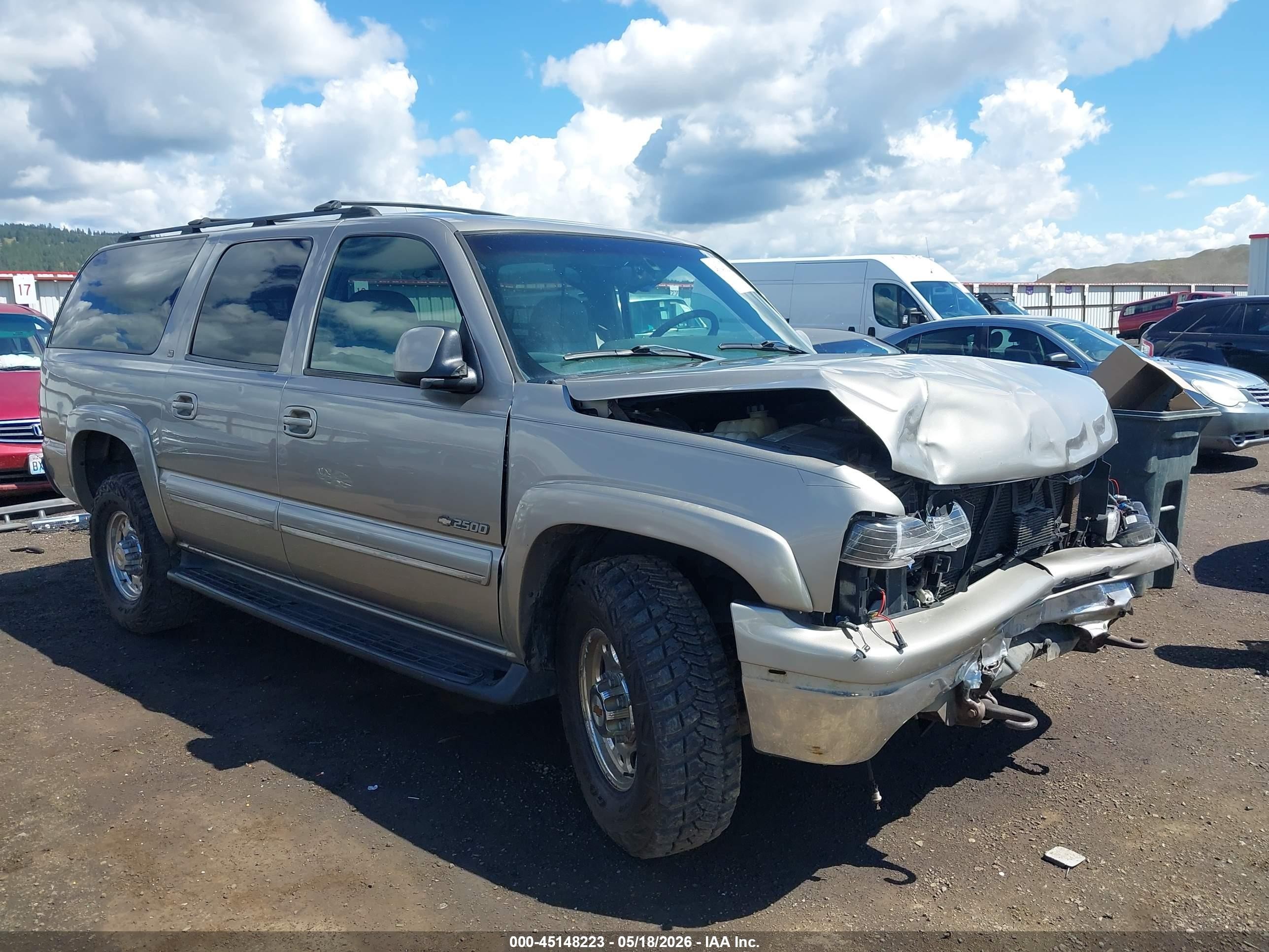 2001 Chevrolet Suburban LT, VIN 3GNGK26G31G116578 — Front end