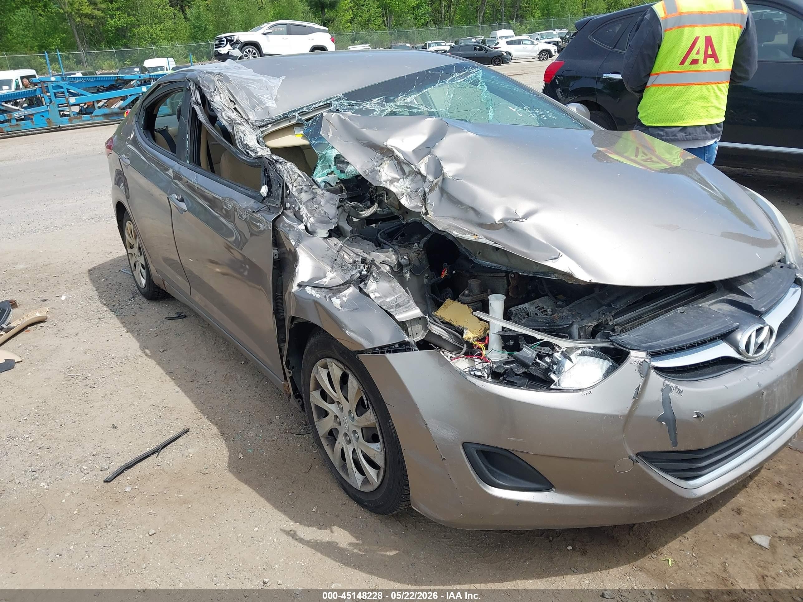 2013 Hyundai Elantra GLS, VIN 5NPDH4AE5DH201932 — Front end